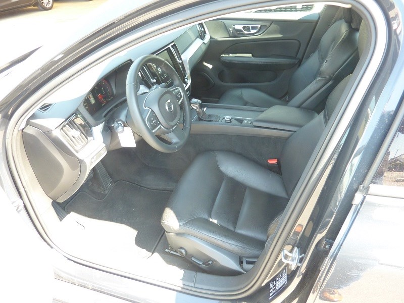 VOLVO V60 D4 Momentum Geartronic-image-13