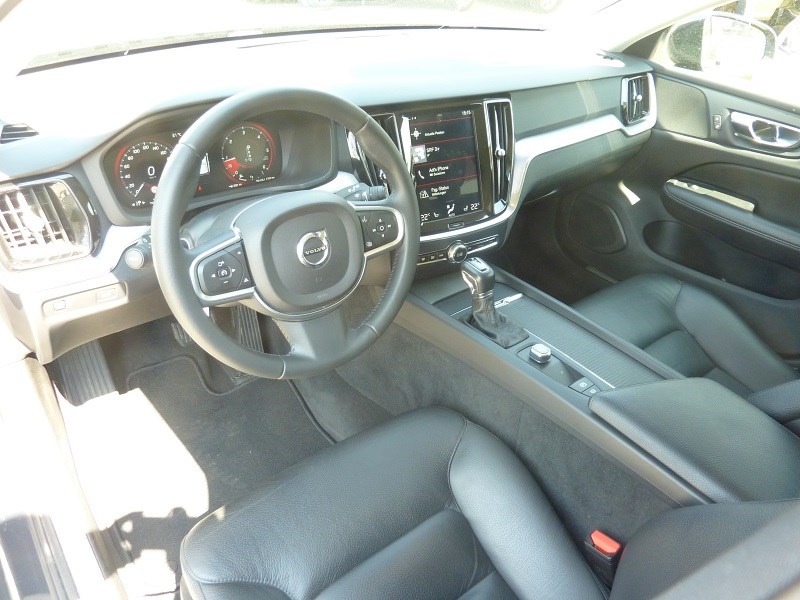 VOLVO V60 D4 Momentum Geartronic-image-14