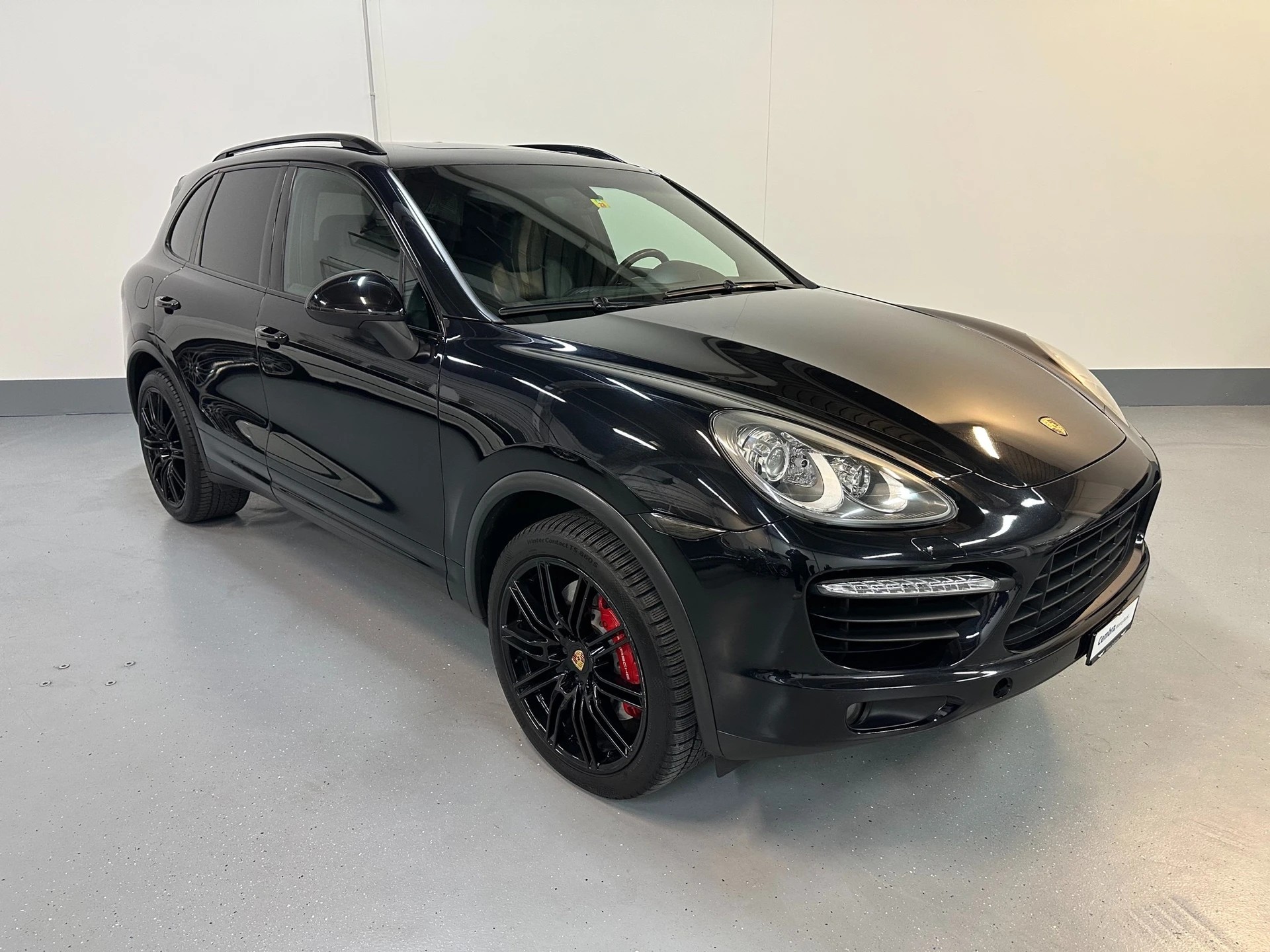 PORSCHE Cayenne Turbo-showroom-element-3