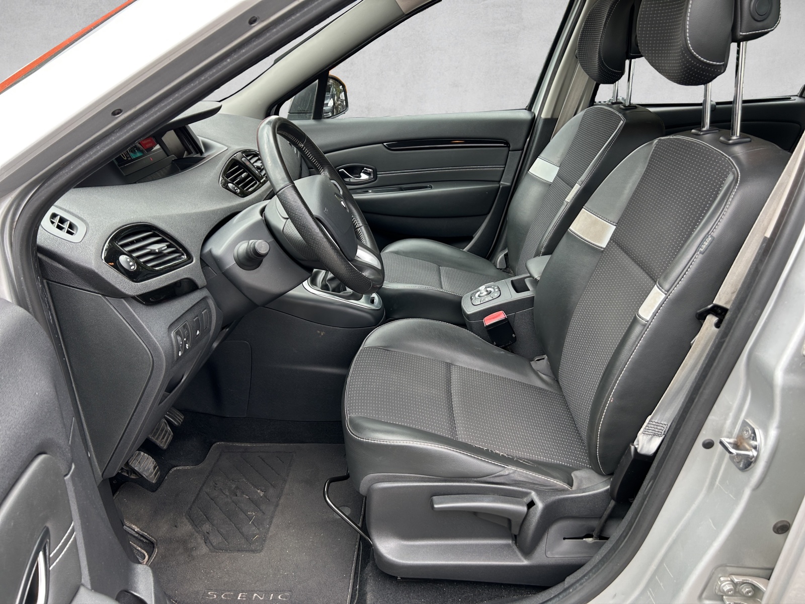 RENAULT Grand Scénic 1.4 16V Turbo Bose-image-8