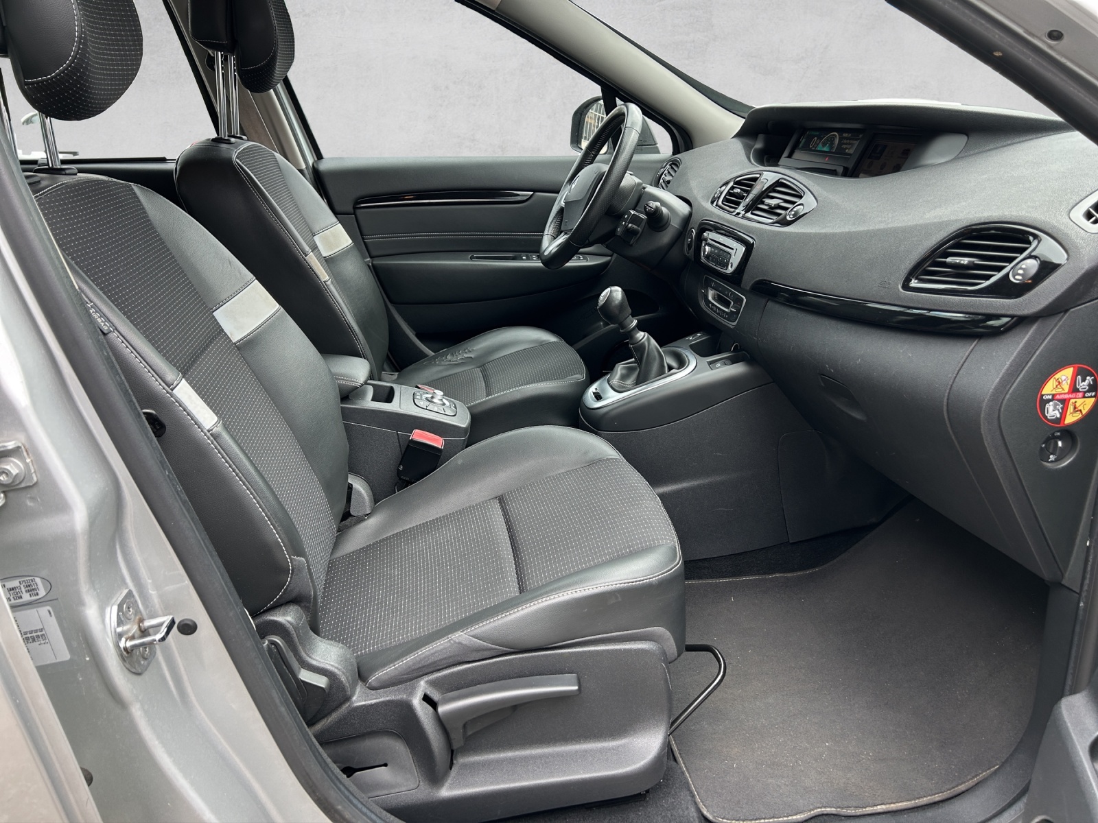RENAULT Grand Scénic 1.4 16V Turbo Bose-image-12