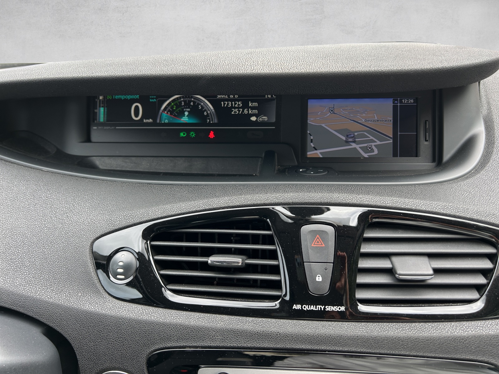 RENAULT Grand Scénic 1.4 16V Turbo Bose-image-11