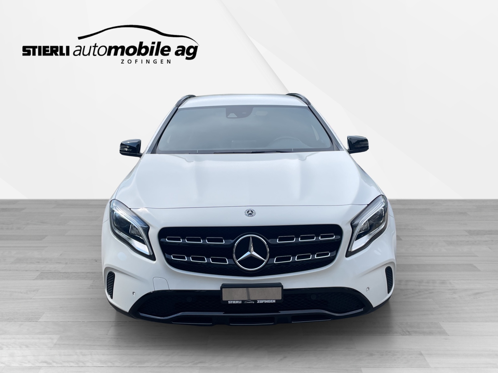 MERCEDES-BENZ GLA 200 Urban-showroom-element-1