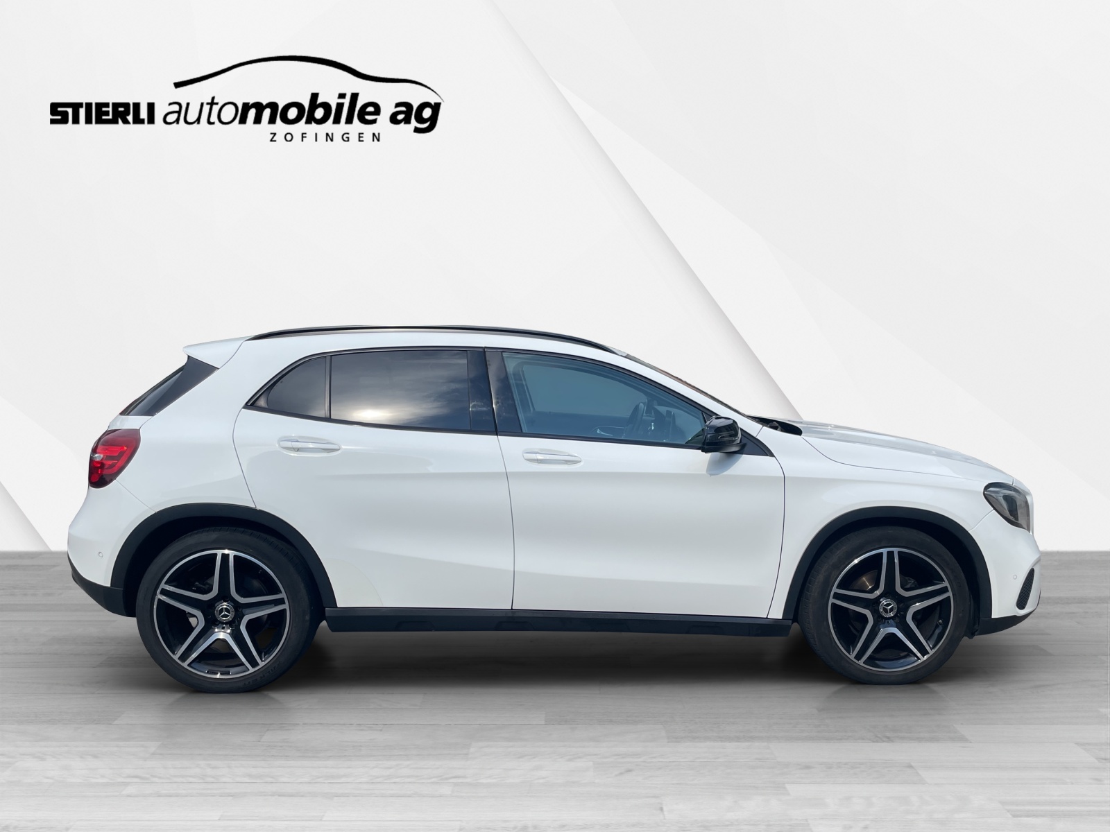 MERCEDES-BENZ GLA 200 Urban-showroom-element-3