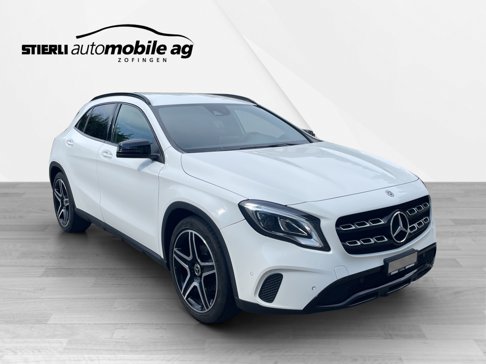MERCEDES-BENZ GLA 200 Urban-showroom-element-2