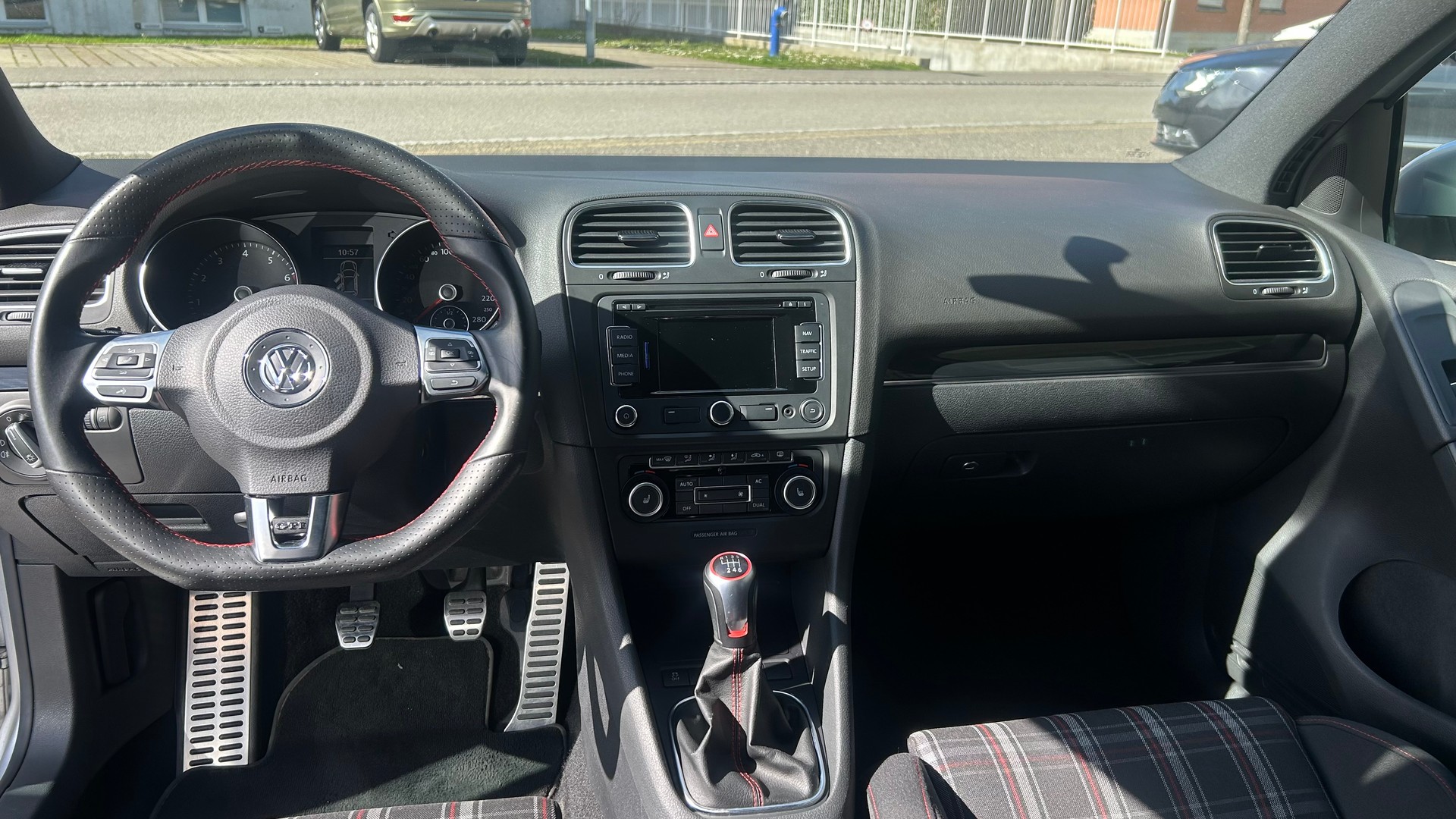 VW Golf 2.0 TSI GTI-showroom-element-2