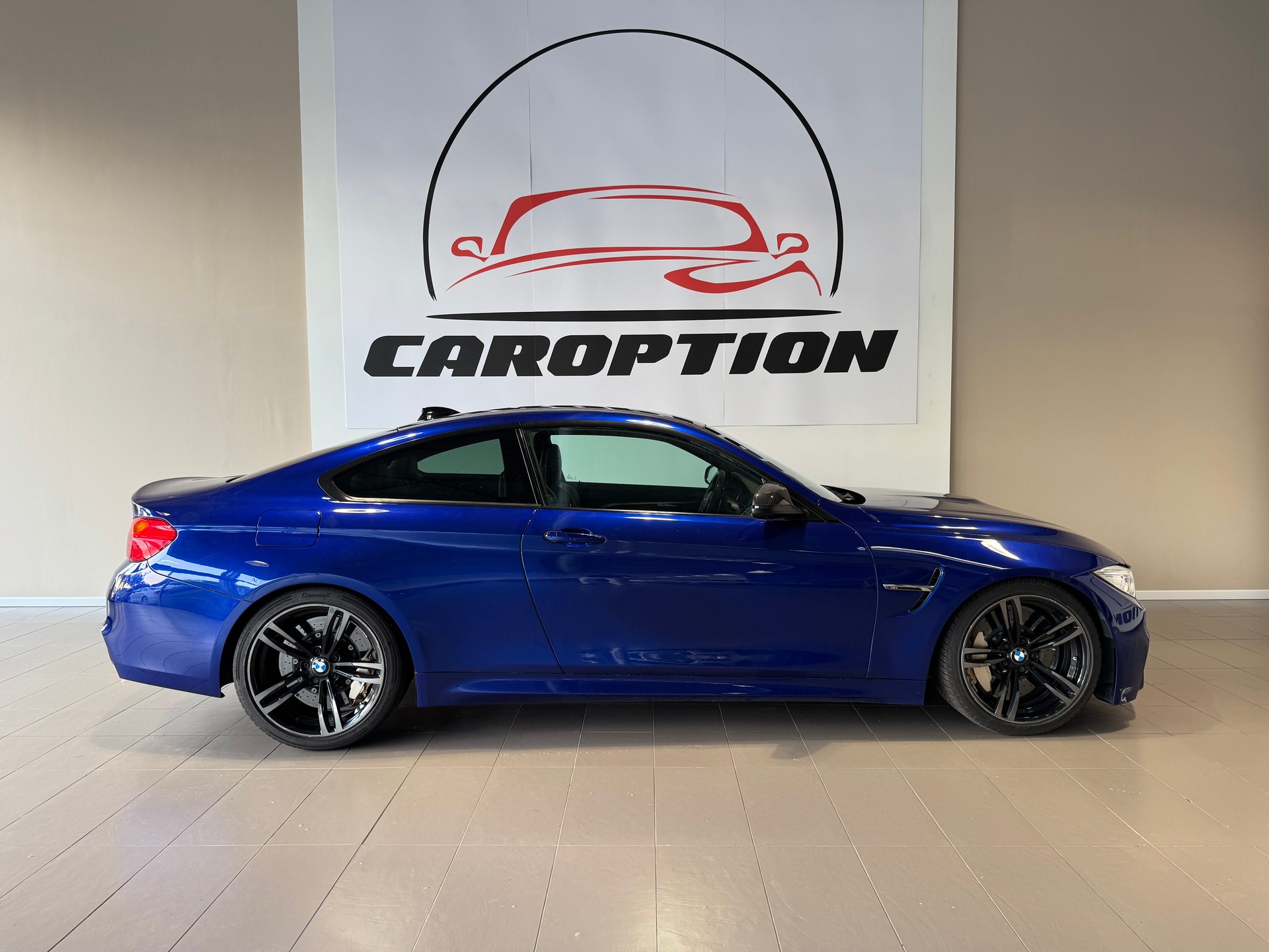 BMW M4 Coupé DKG-showroom-element-1