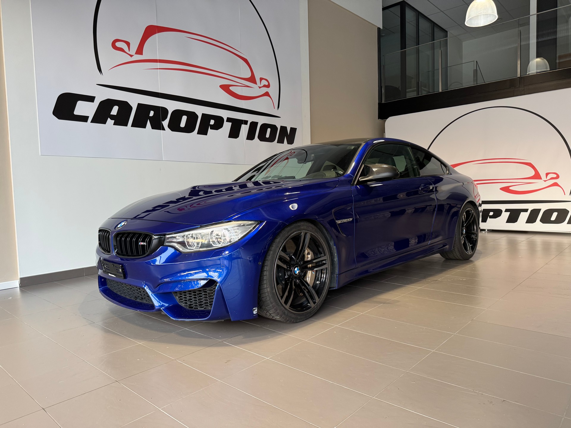 BMW M4 Coupé DKG-showroom-element-2