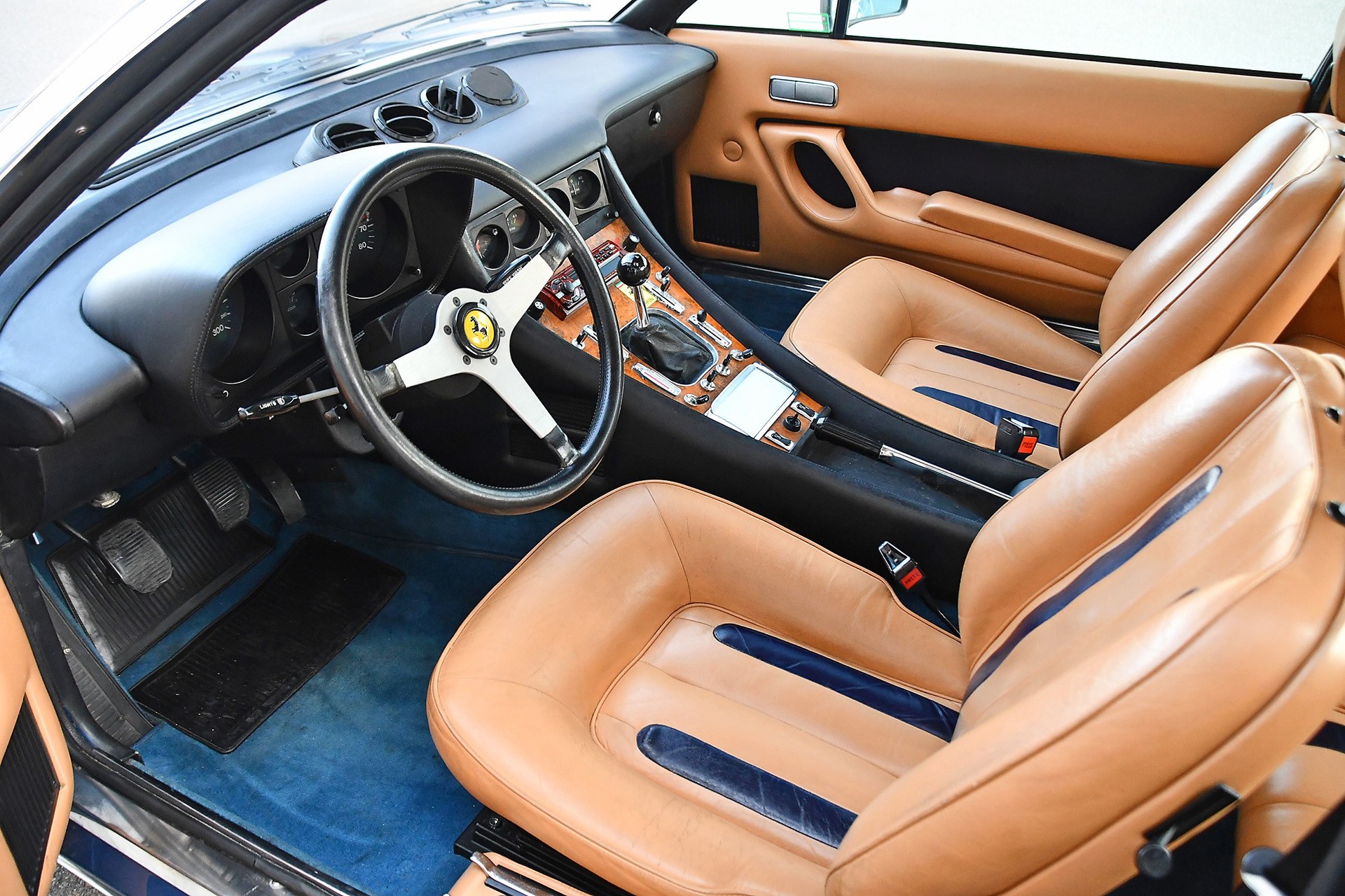FERRARI 400 i-image-8