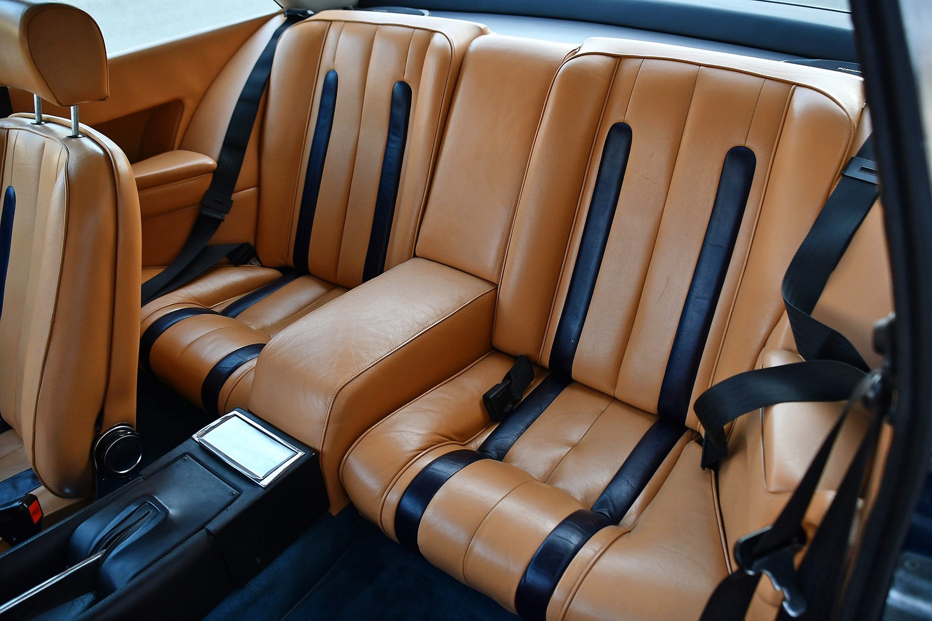 FERRARI 400 i-image-10