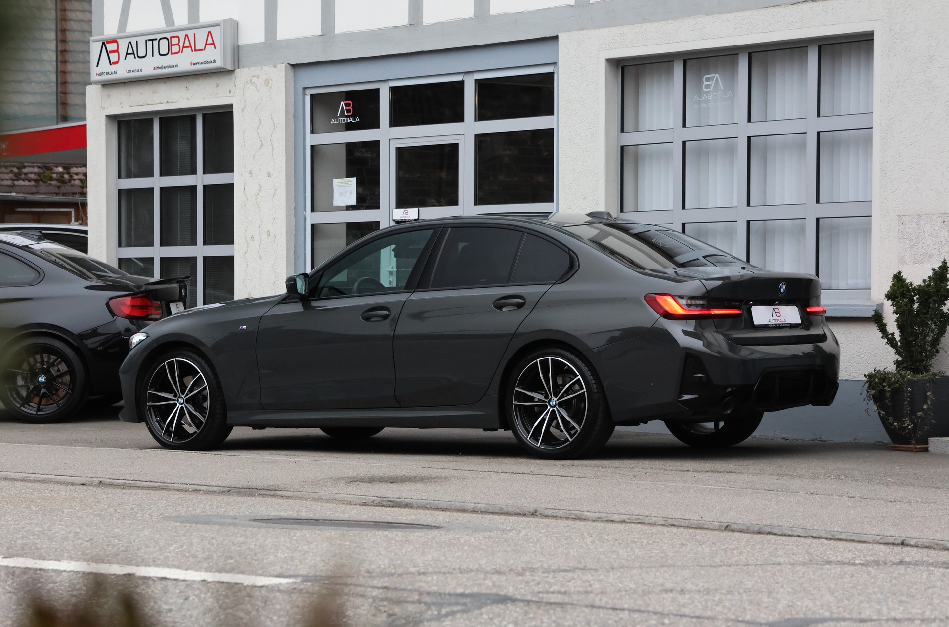 BMW 320d xDrive 48V Steptronic M Sport LCI-showroom-element-3