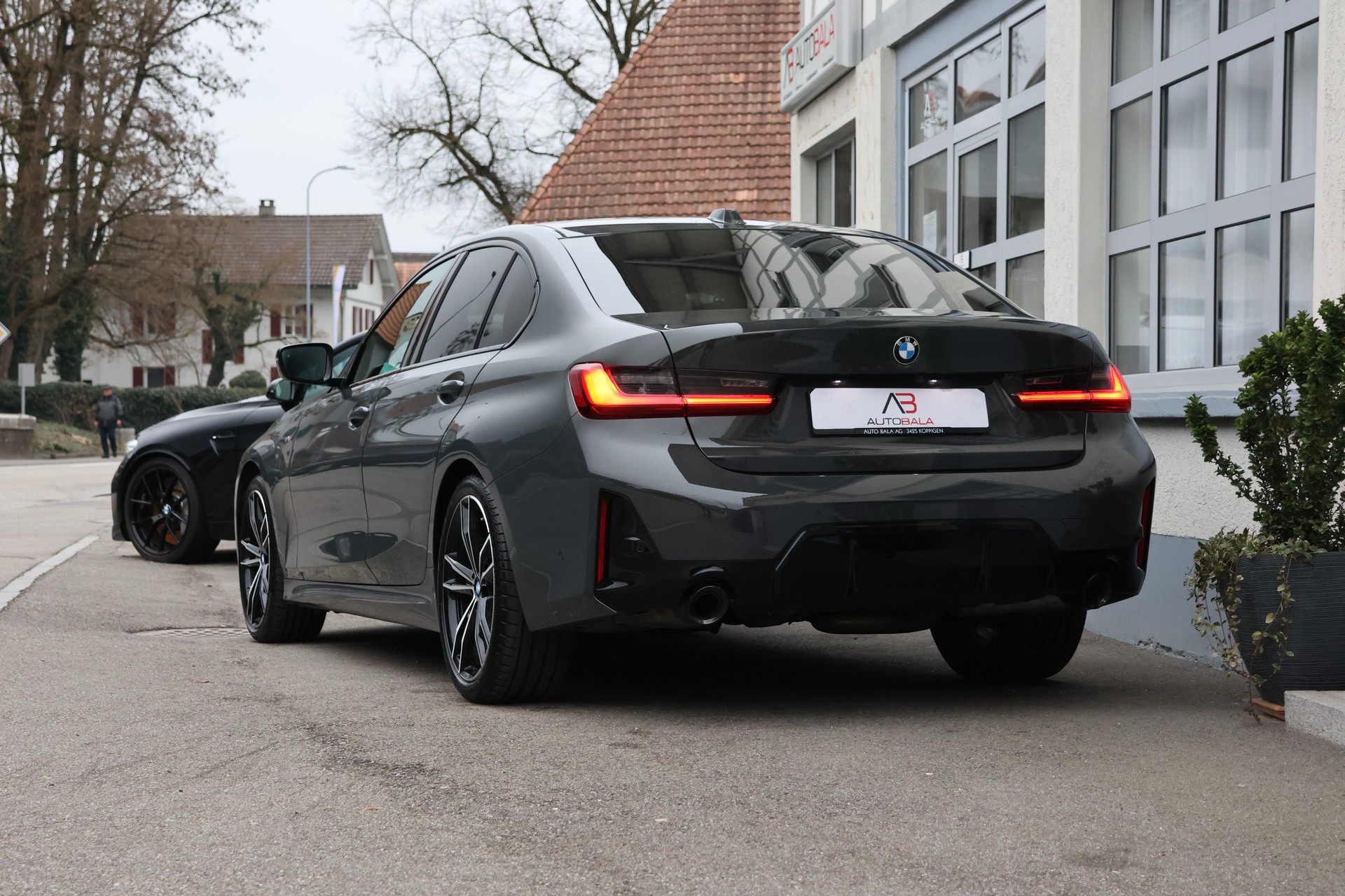 BMW 320d xDrive 48V Steptronic M Sport LCI-showroom-element-2