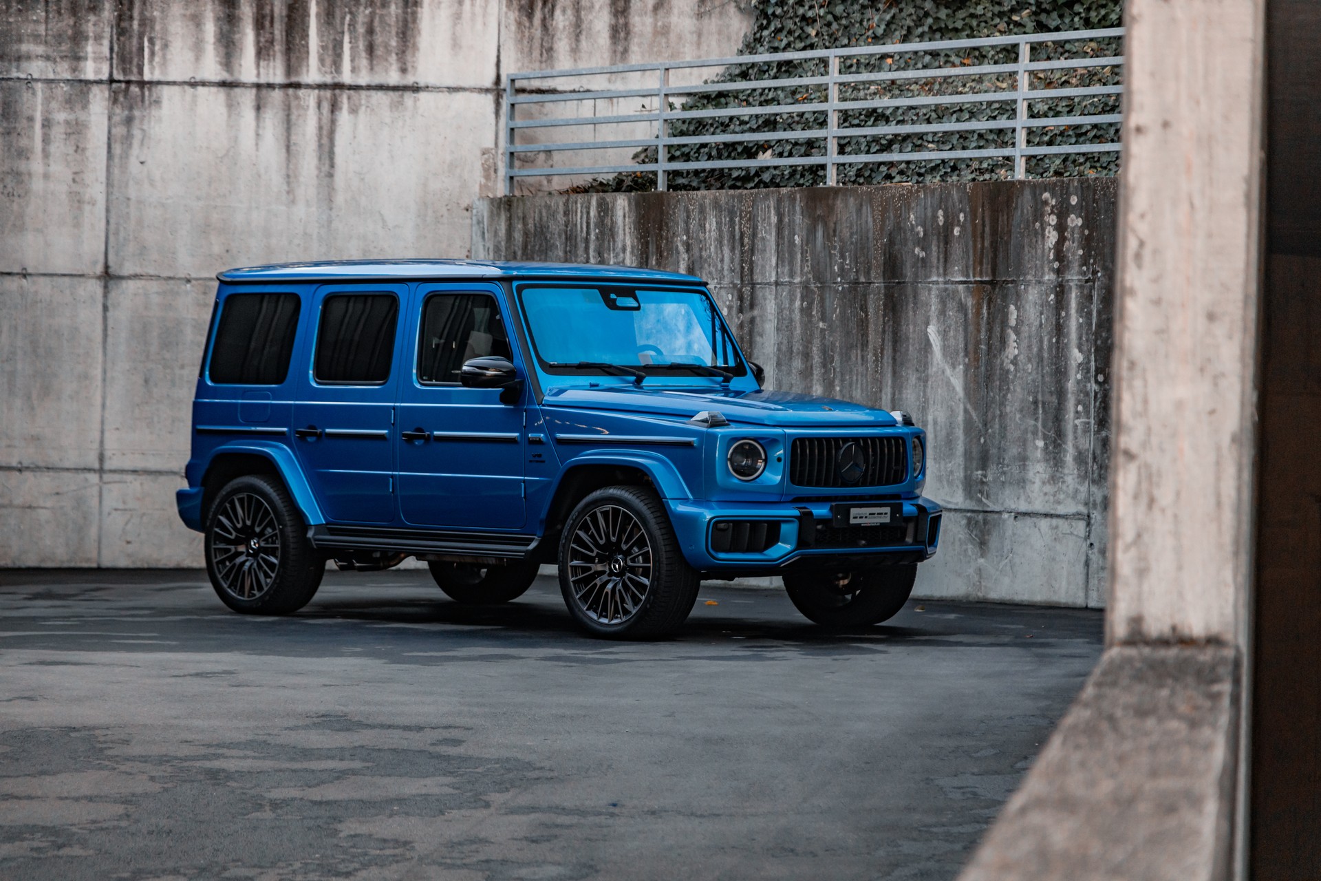 MERCEDES-BENZ G 63 AMG 9G-Tronic-showroom-element-2