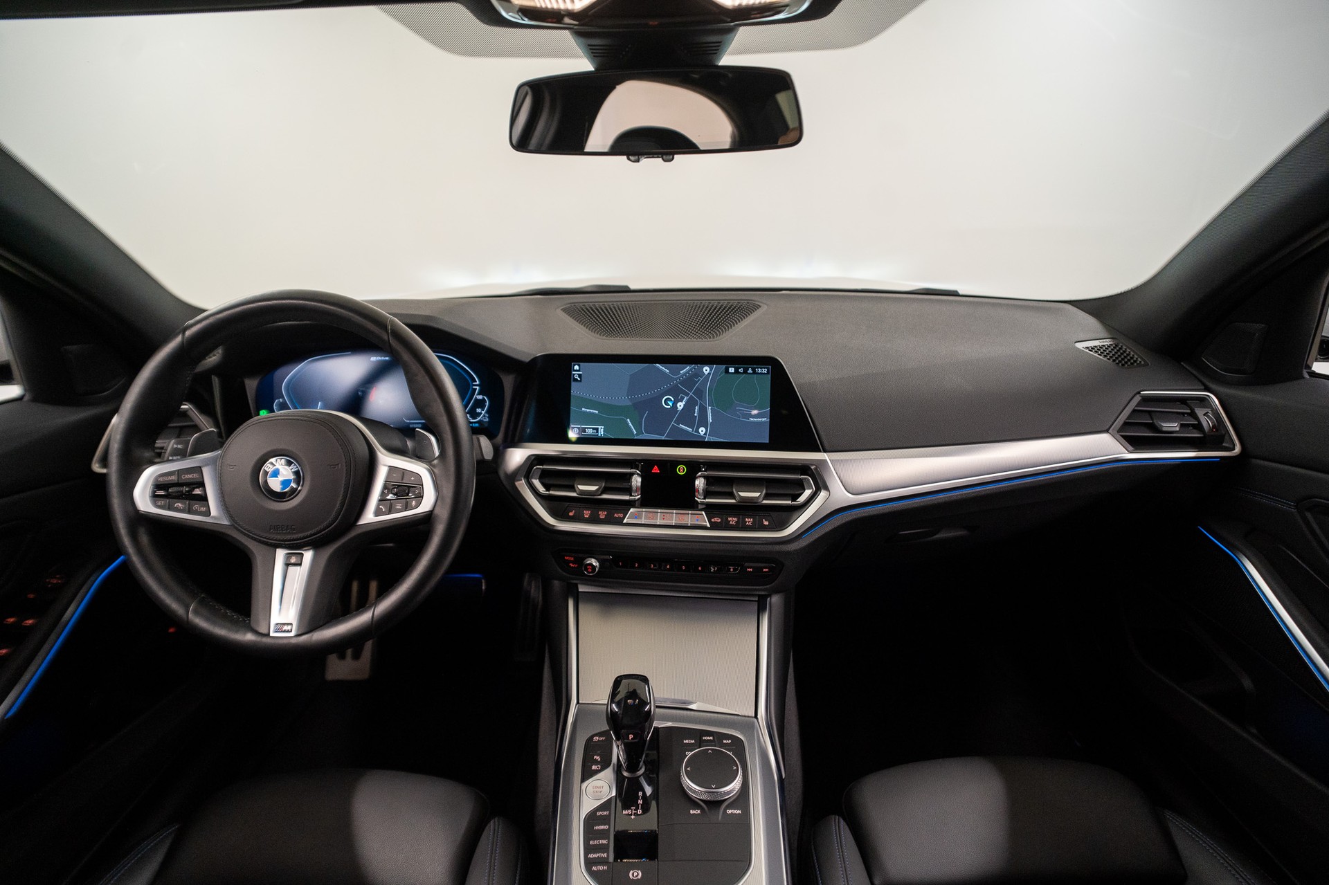 BMW 330e SAG M SPORT-image-13