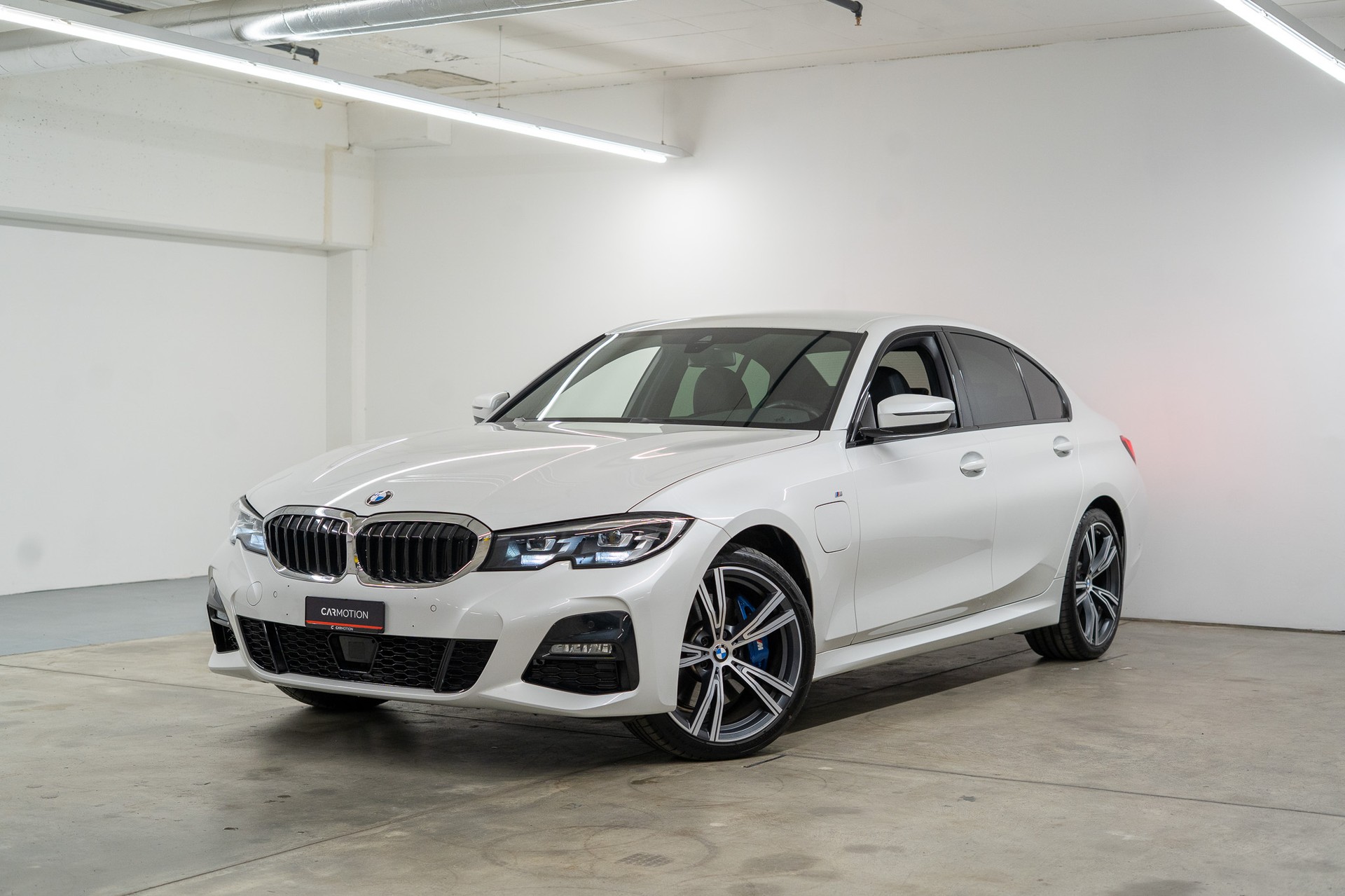 BMW 330e SAG M SPORT-showroom-element-1