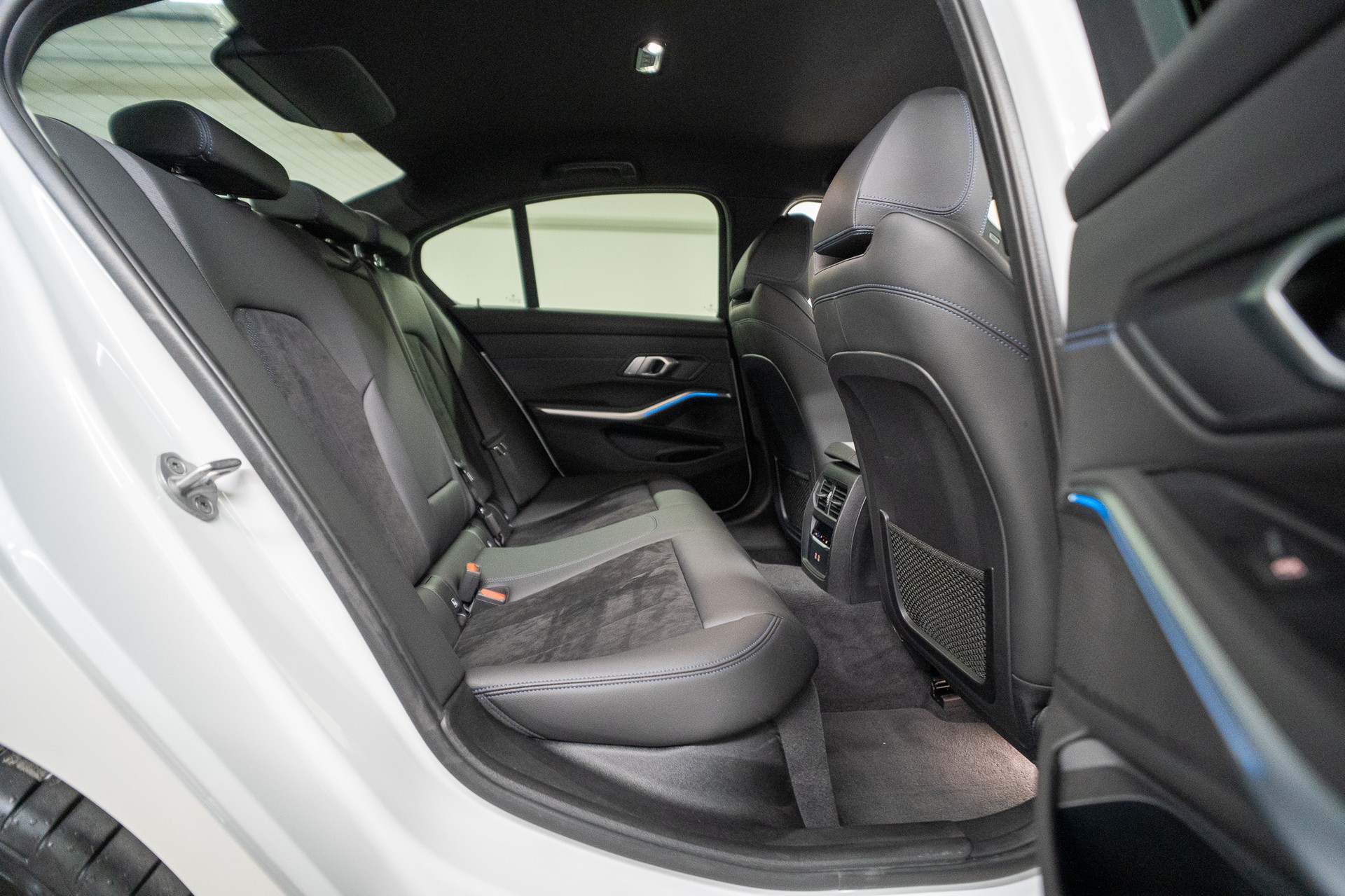 BMW 330e SAG M SPORT-image-11