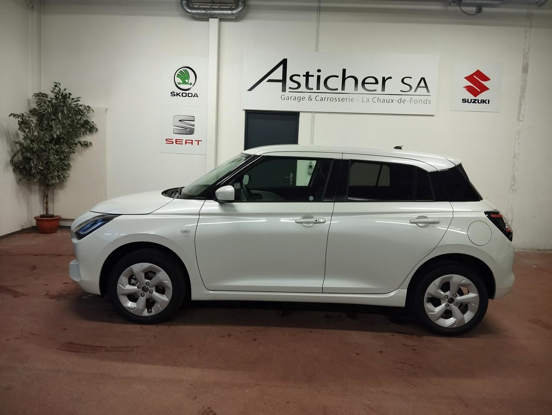 SUZUKI Swift 1.2 Compact+ Hybrid 4x4-showroom-element-2