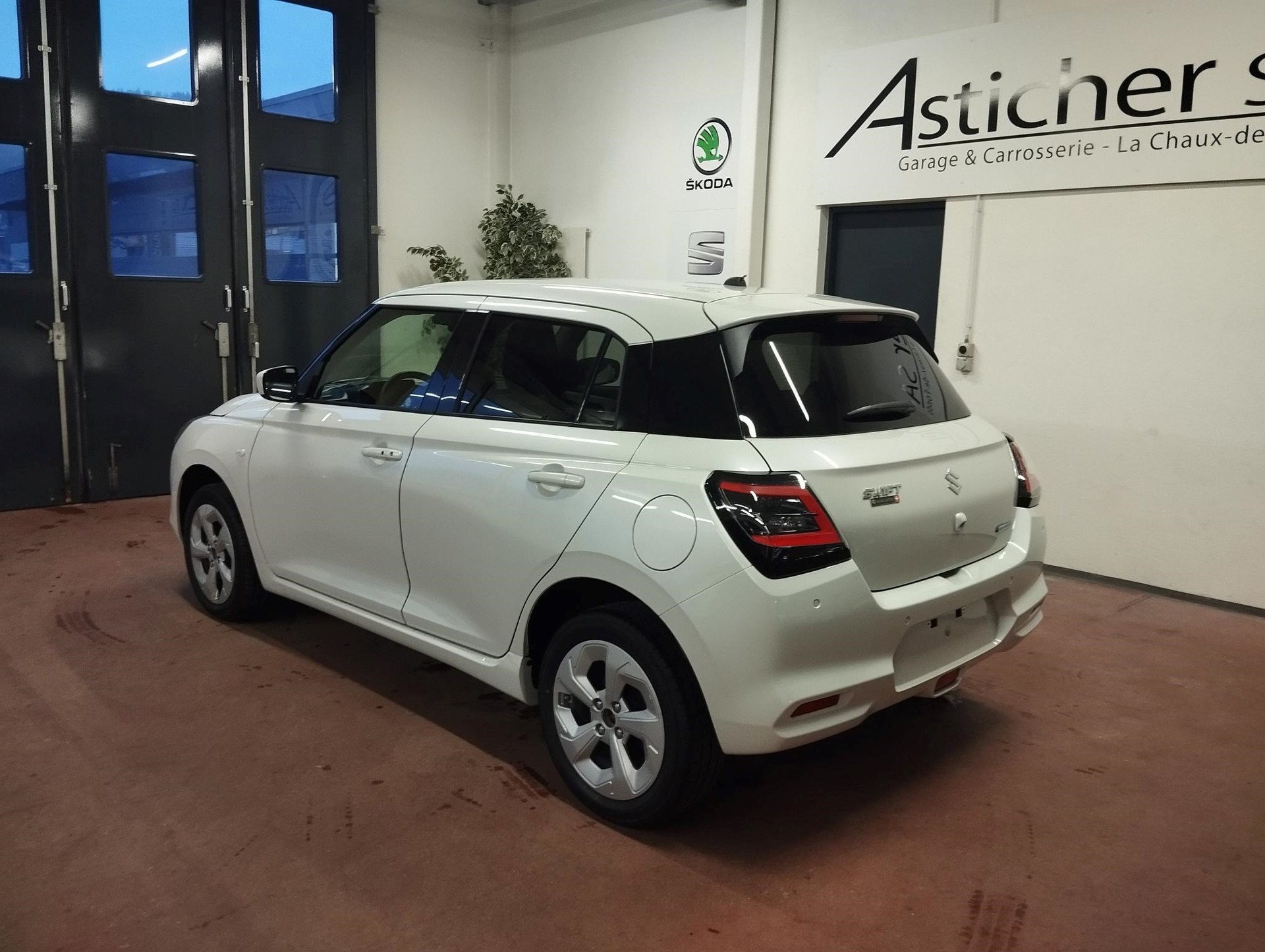 SUZUKI Swift 1.2 Compact+ Hybrid 4x4-showroom-element-3