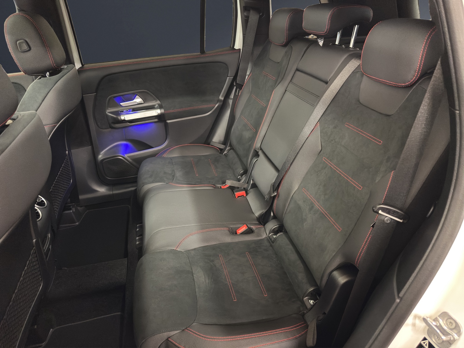 MERCEDES-BENZ GLB 200-image-10