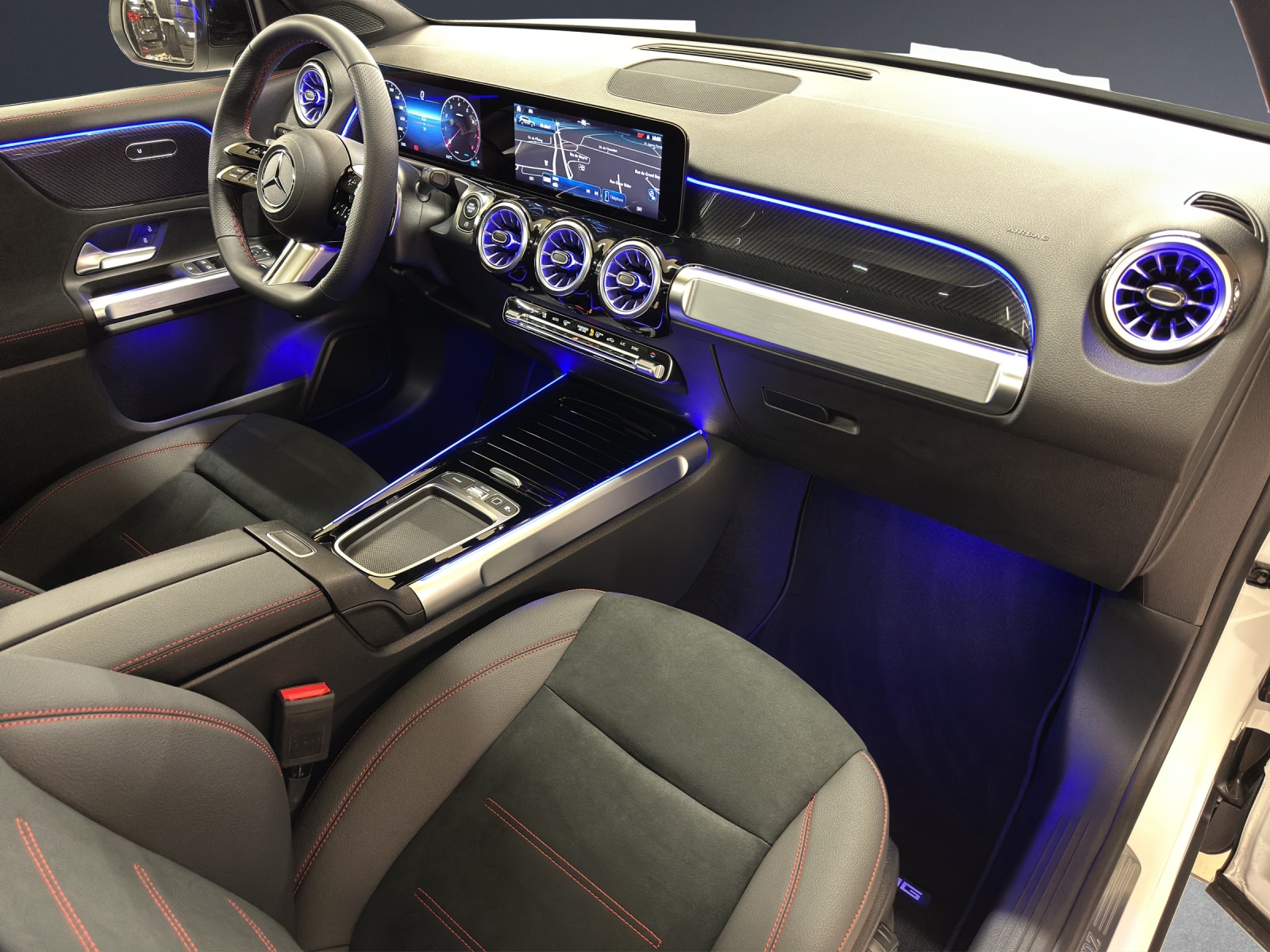 MERCEDES-BENZ GLB 200-image-9