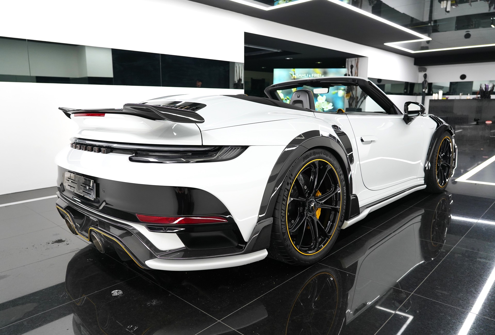PORSCHE 911 Turbo S Cabriolet-showroom-element-3