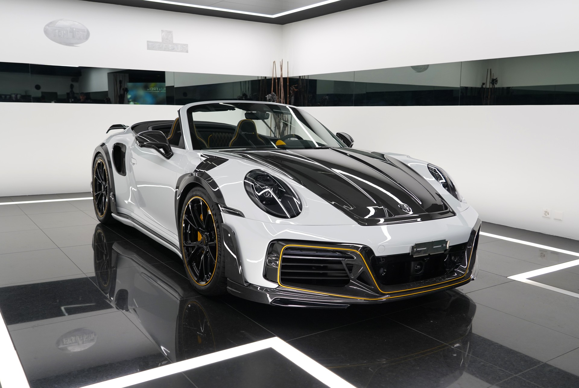 PORSCHE 911 Turbo S Cabriolet-showroom-element-1