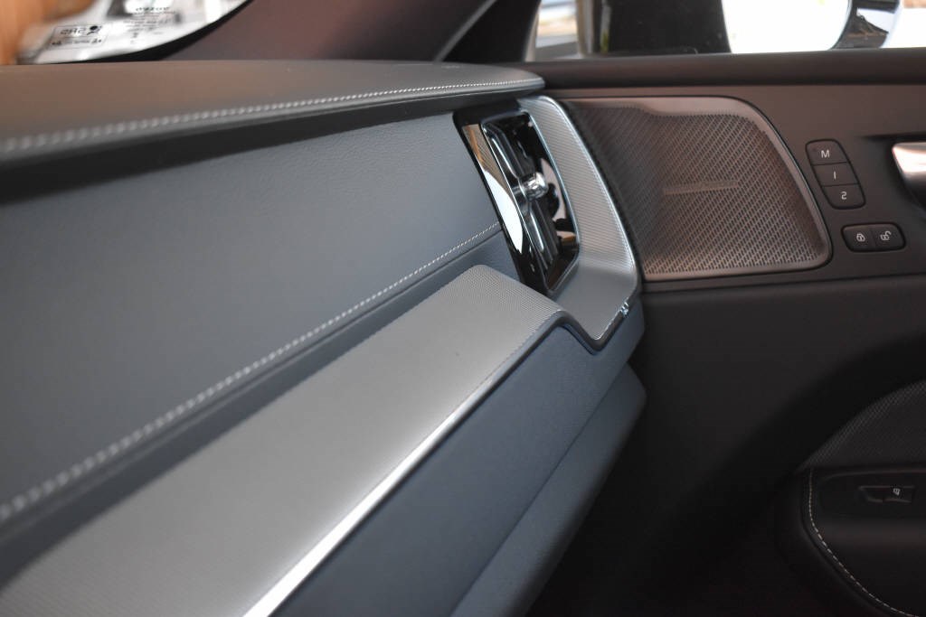 VOLVO XC60 2.0 T6 TE Ultimate Dark eAWD-image-14