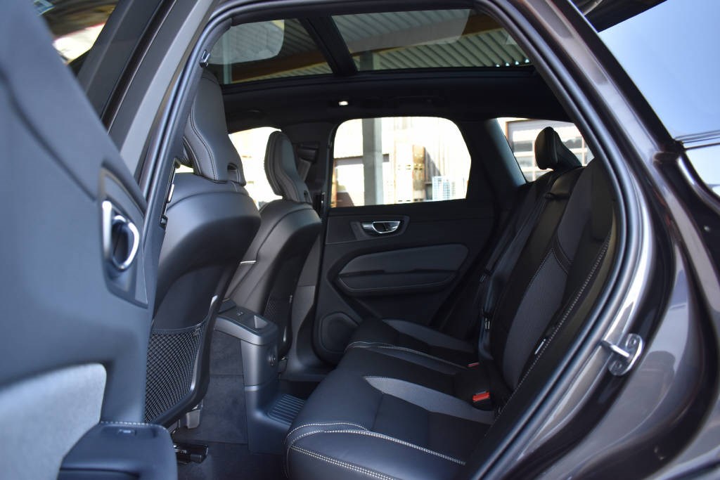 VOLVO XC60 2.0 T6 TE Ultimate Dark eAWD-image-6