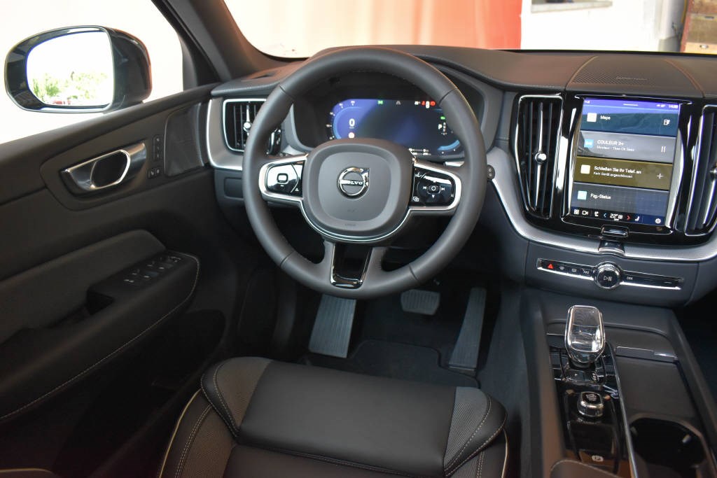 VOLVO XC60 2.0 T6 TE Ultimate Dark eAWD-image-8