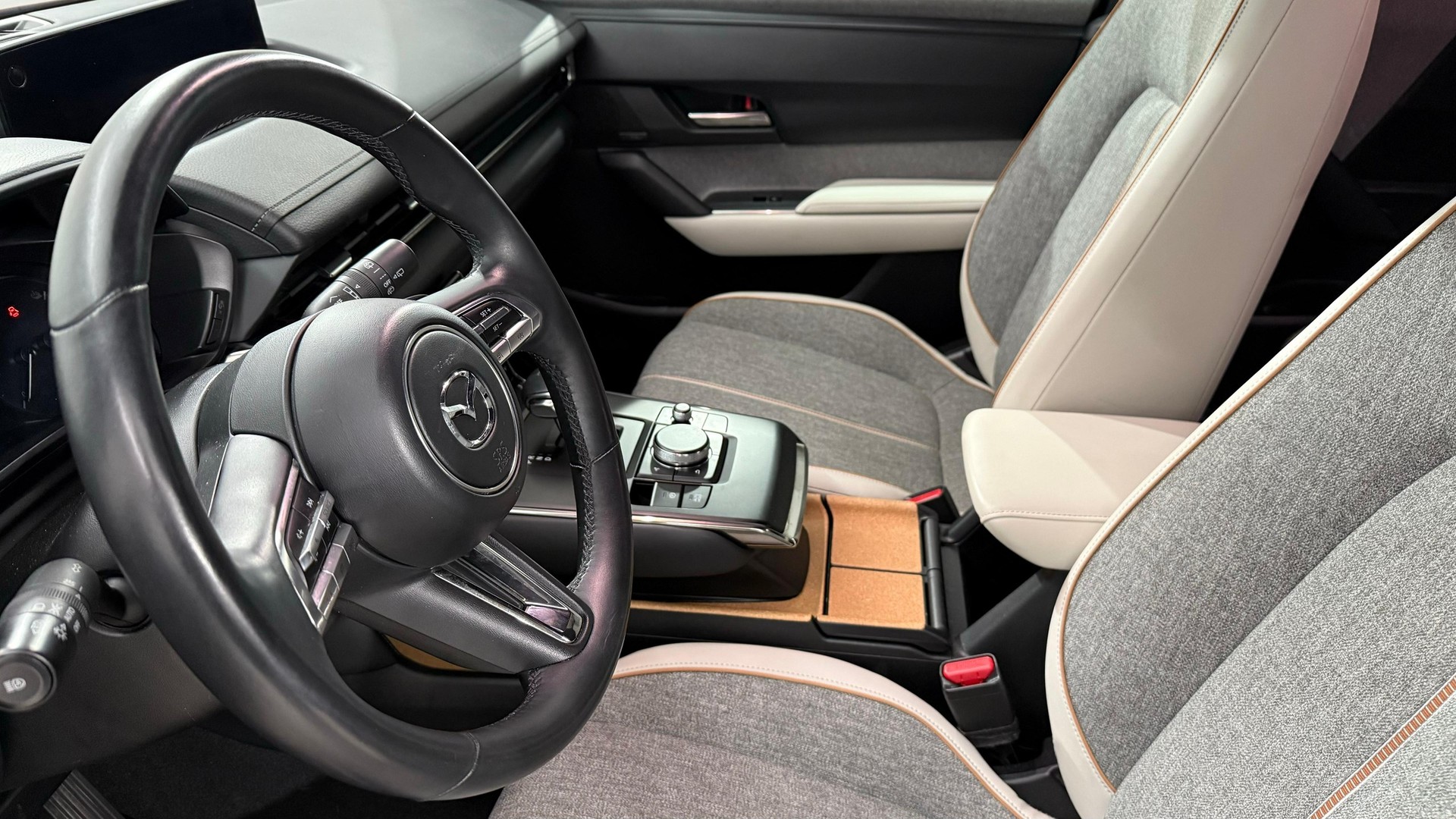 MAZDA MX-30 e-Skyactiv Ambition-showroom-element-3