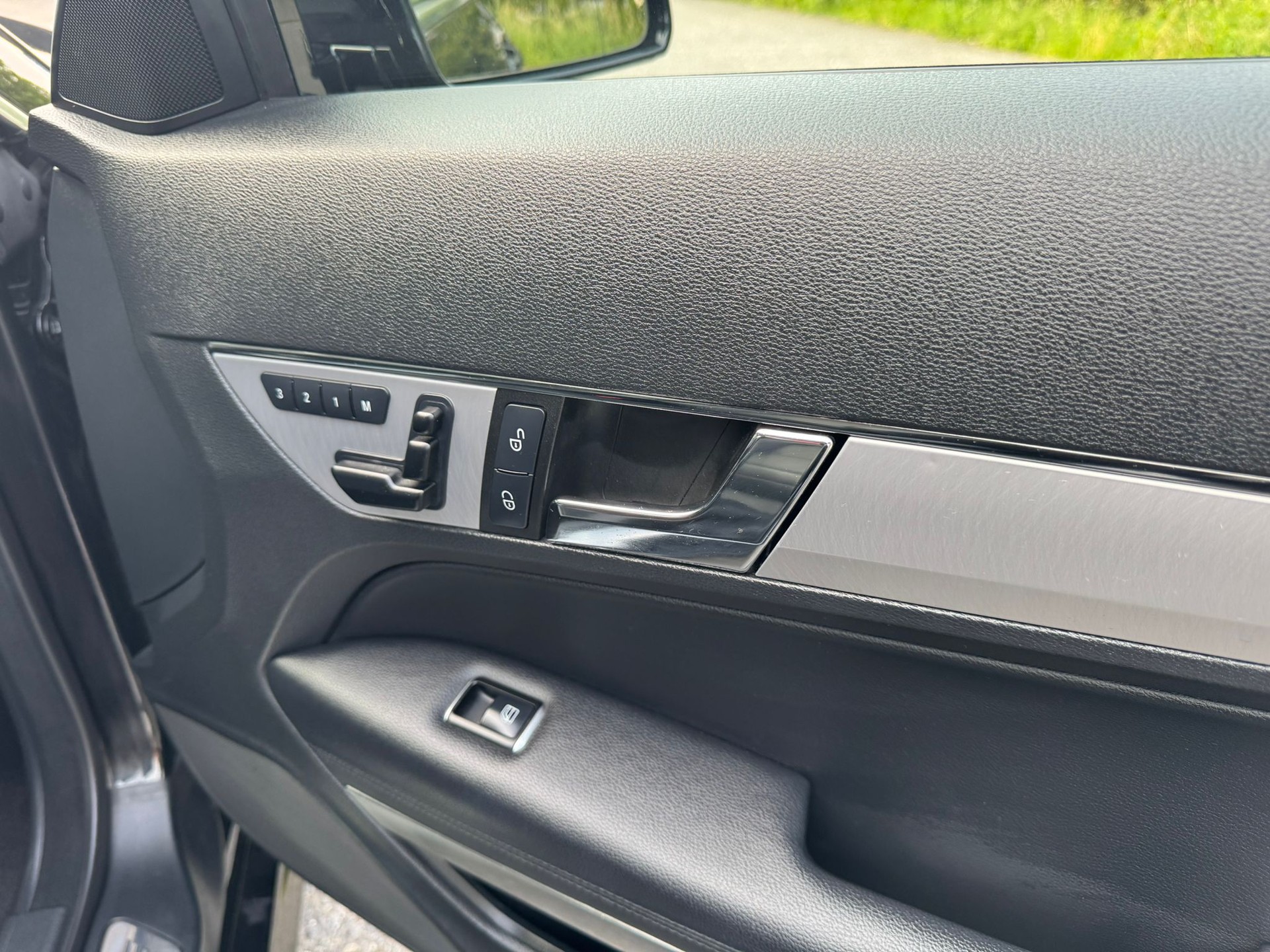 MERCEDES-BENZ E 250 CGI BlueEfficiency 7G-Tronic-image-19