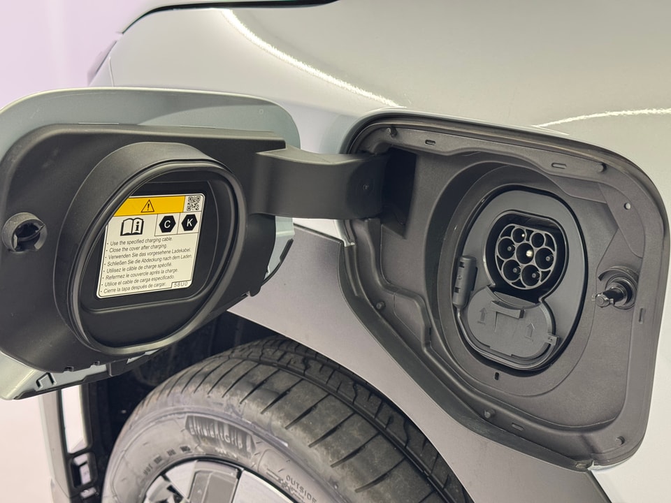 Urban Cruiser Electric 61 kWh Premium AWD