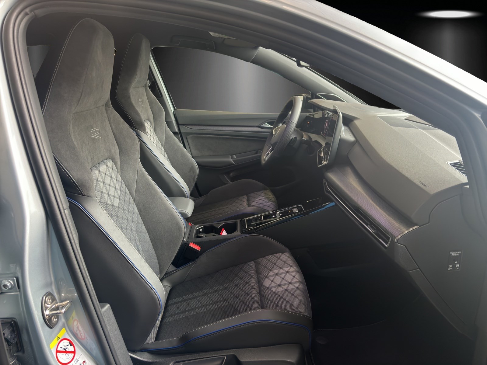 VW Golf 1.5 e TSI mHEV R-Line DSG-image-8