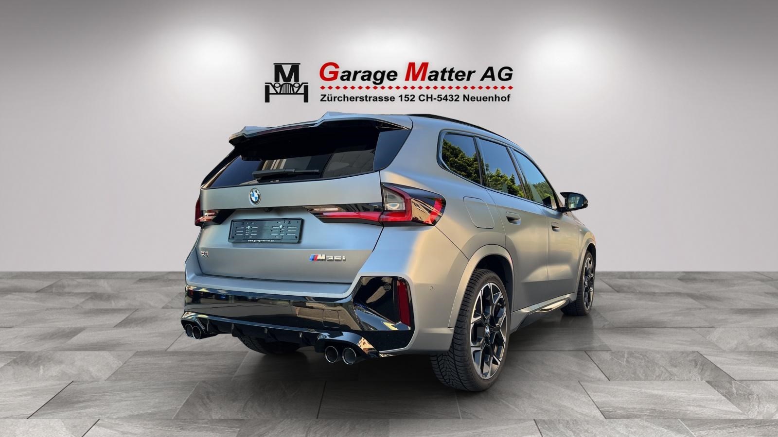 BMW X1 M35i-showroom-element-2