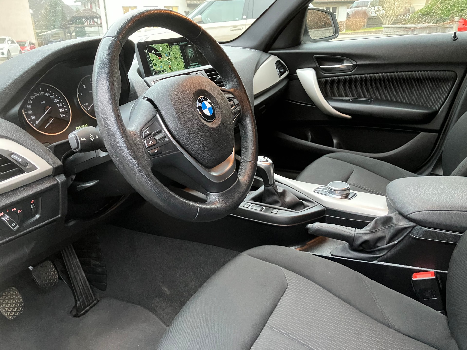 BMW 118d xDrive-image-1