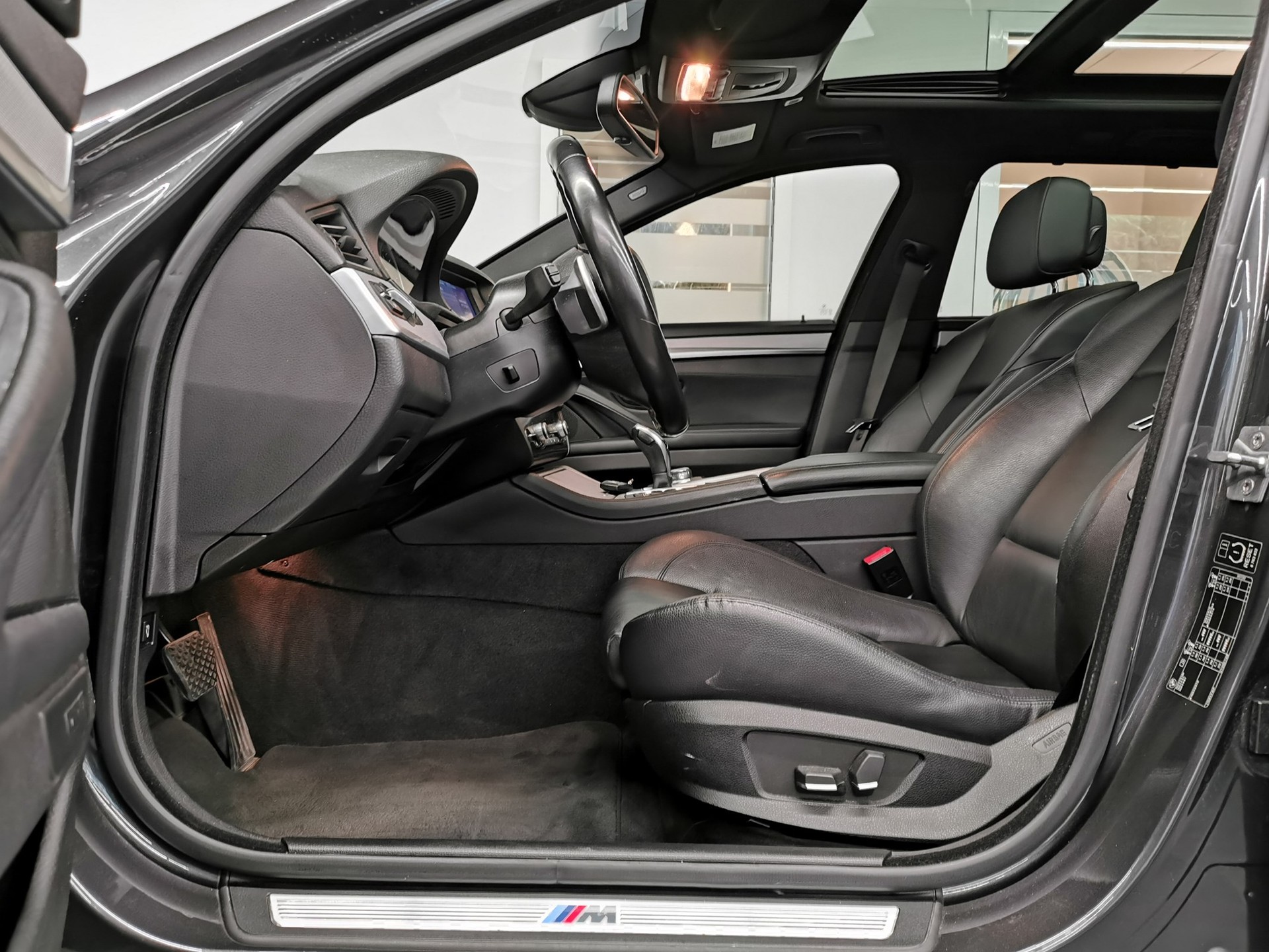 BMW 535i Touring M-PAKET PANORAMADACH Steptronic Komfortzugang Rückfahrkamera Sporsitze M Sportfahrwerk-image-11
