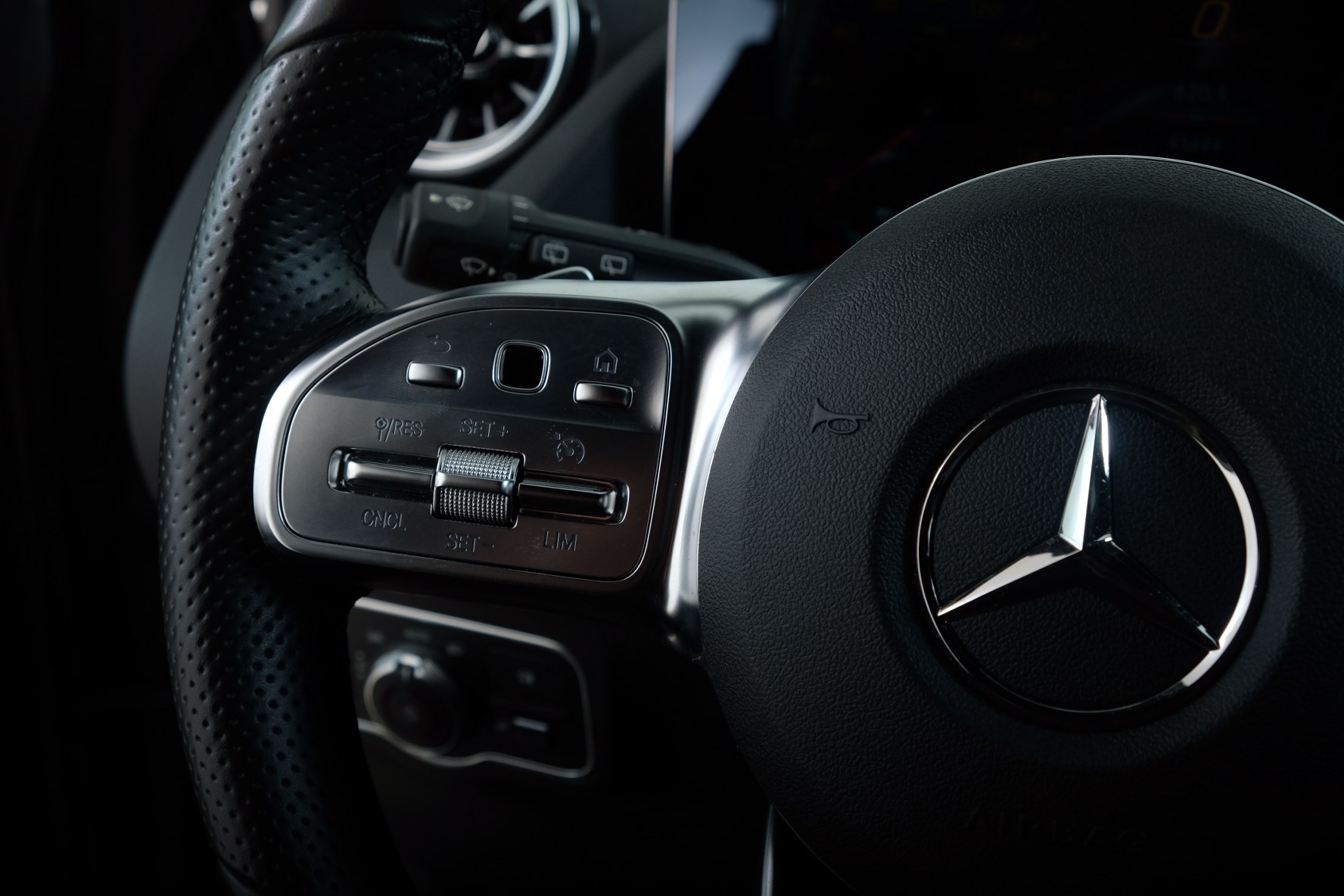 MERCEDES-BENZ EQA 300 AMG Line 4Matic-image-11
