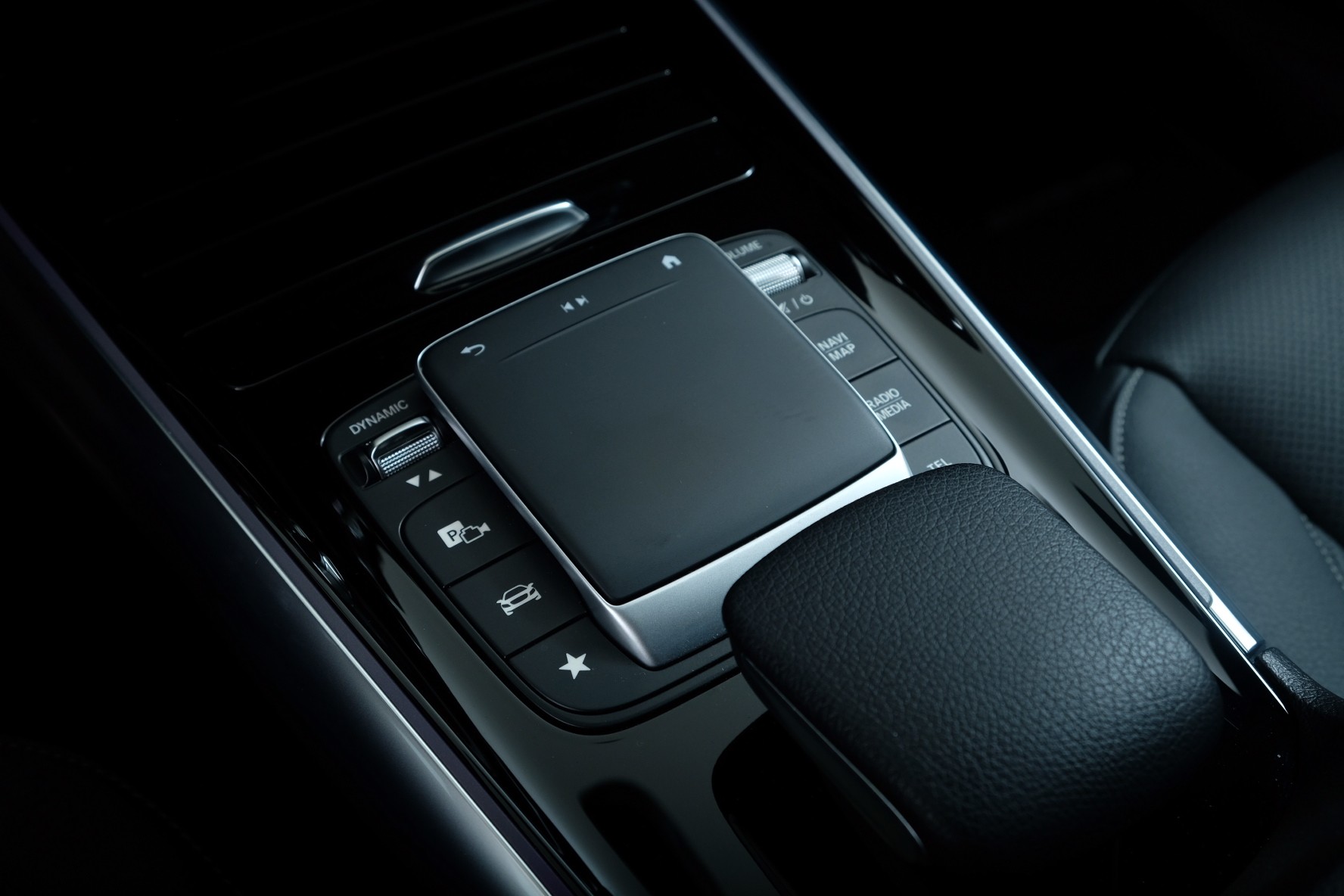 MERCEDES-BENZ EQA 300 AMG Line 4Matic-image-30
