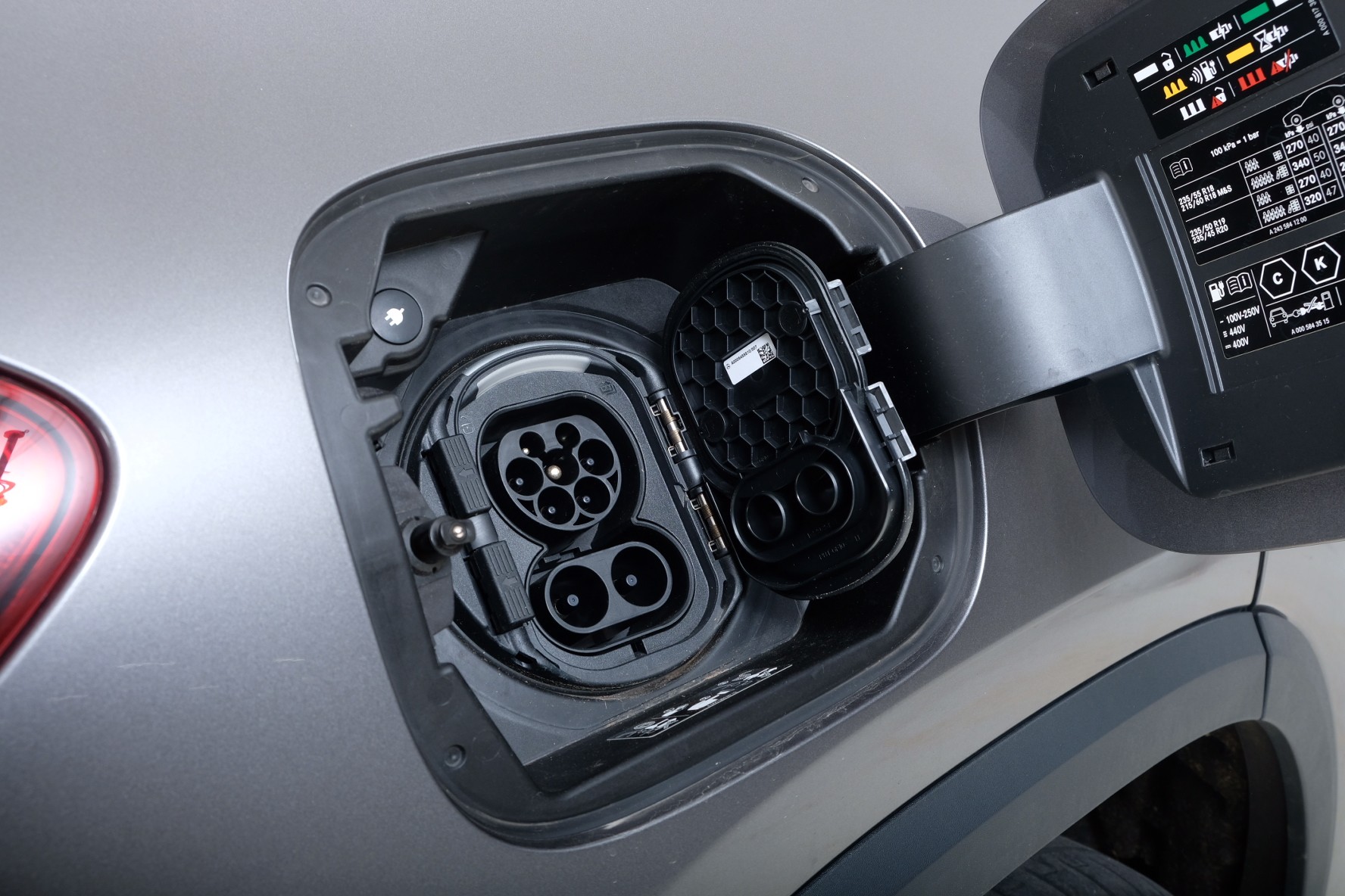 MERCEDES-BENZ EQA 300 AMG Line 4Matic-image-19