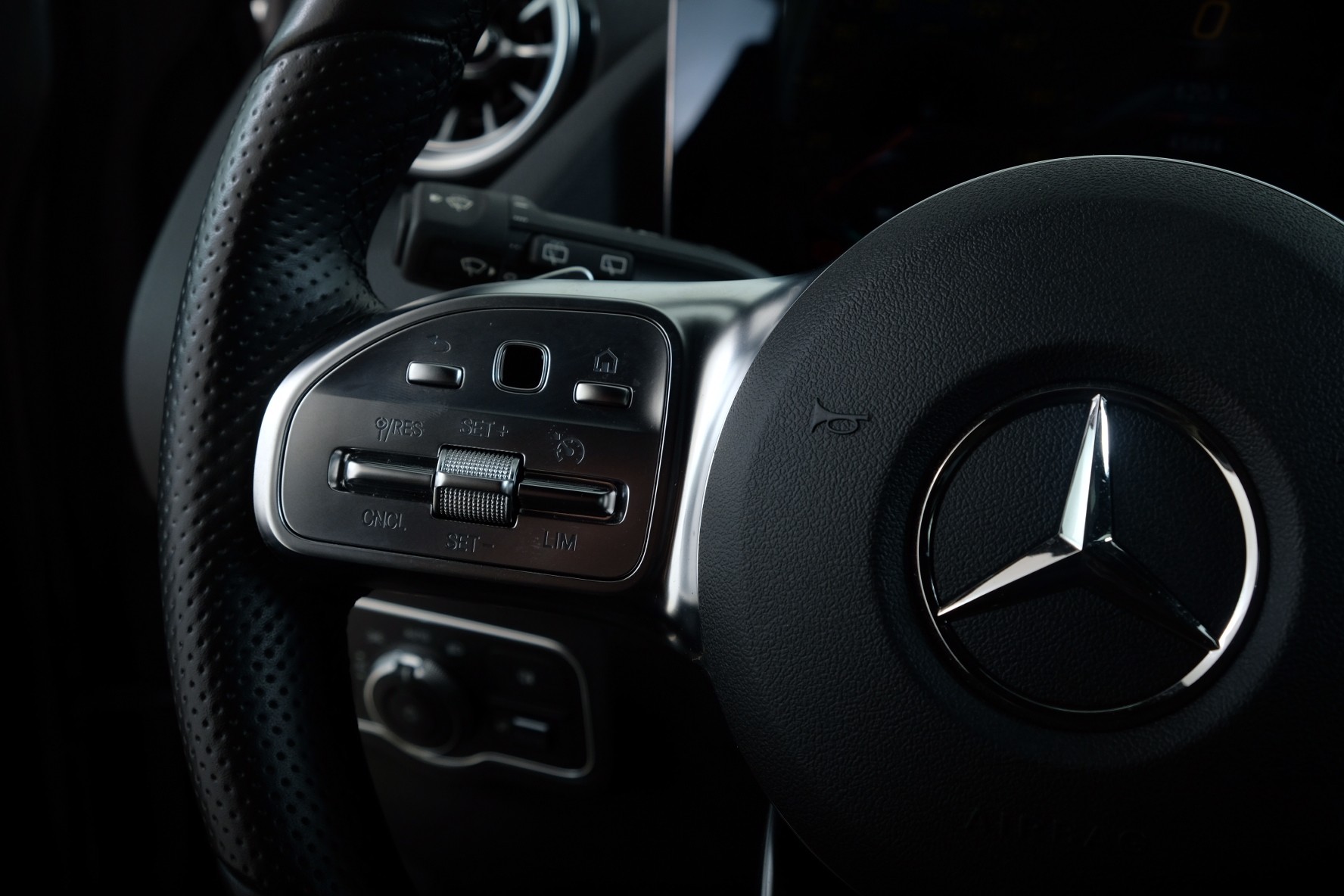 MERCEDES-BENZ EQA 300 AMG Line 4Matic-image-25