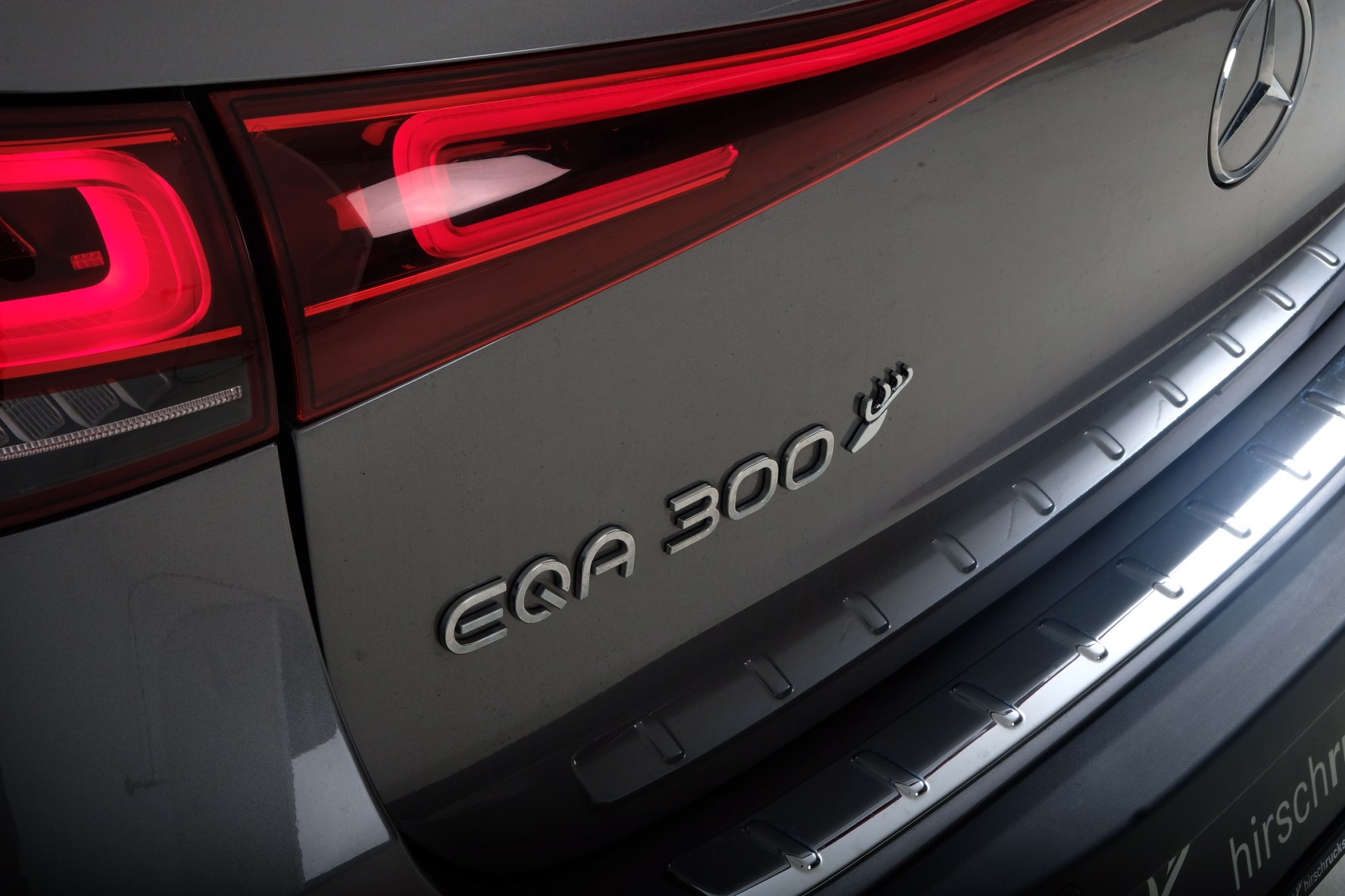 MERCEDES-BENZ EQA 300 AMG Line 4Matic-image-3