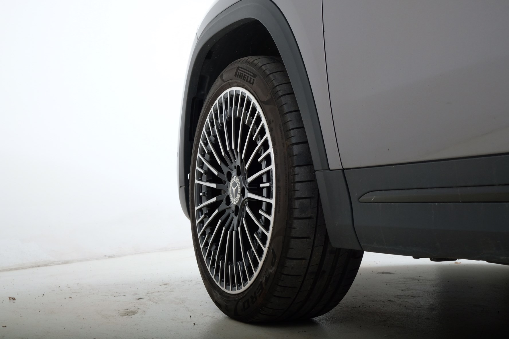 MERCEDES-BENZ EQA 300 AMG Line 4Matic-image-4