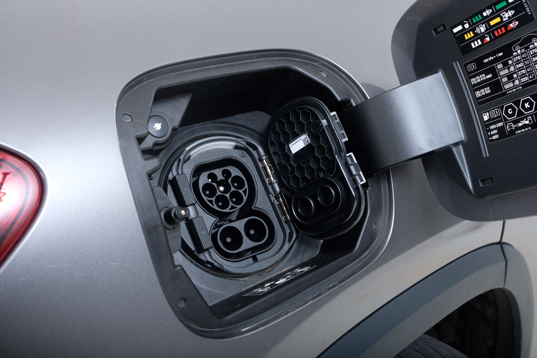 MERCEDES-BENZ EQA 300 AMG Line 4Matic-image-5