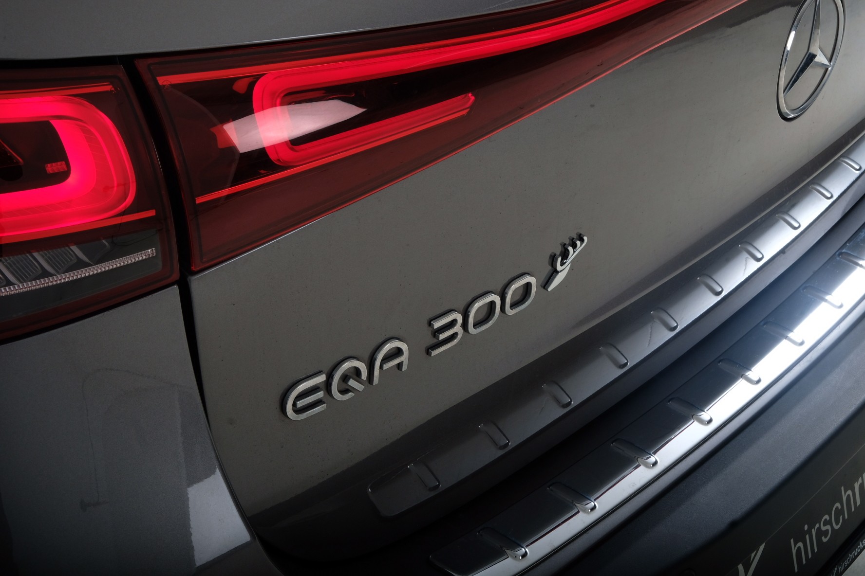 MERCEDES-BENZ EQA 300 AMG Line 4Matic-image-17