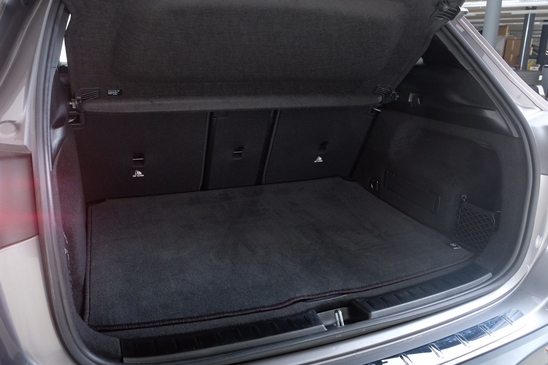 MERCEDES-BENZ EQA 300 AMG Line 4Matic-image-8