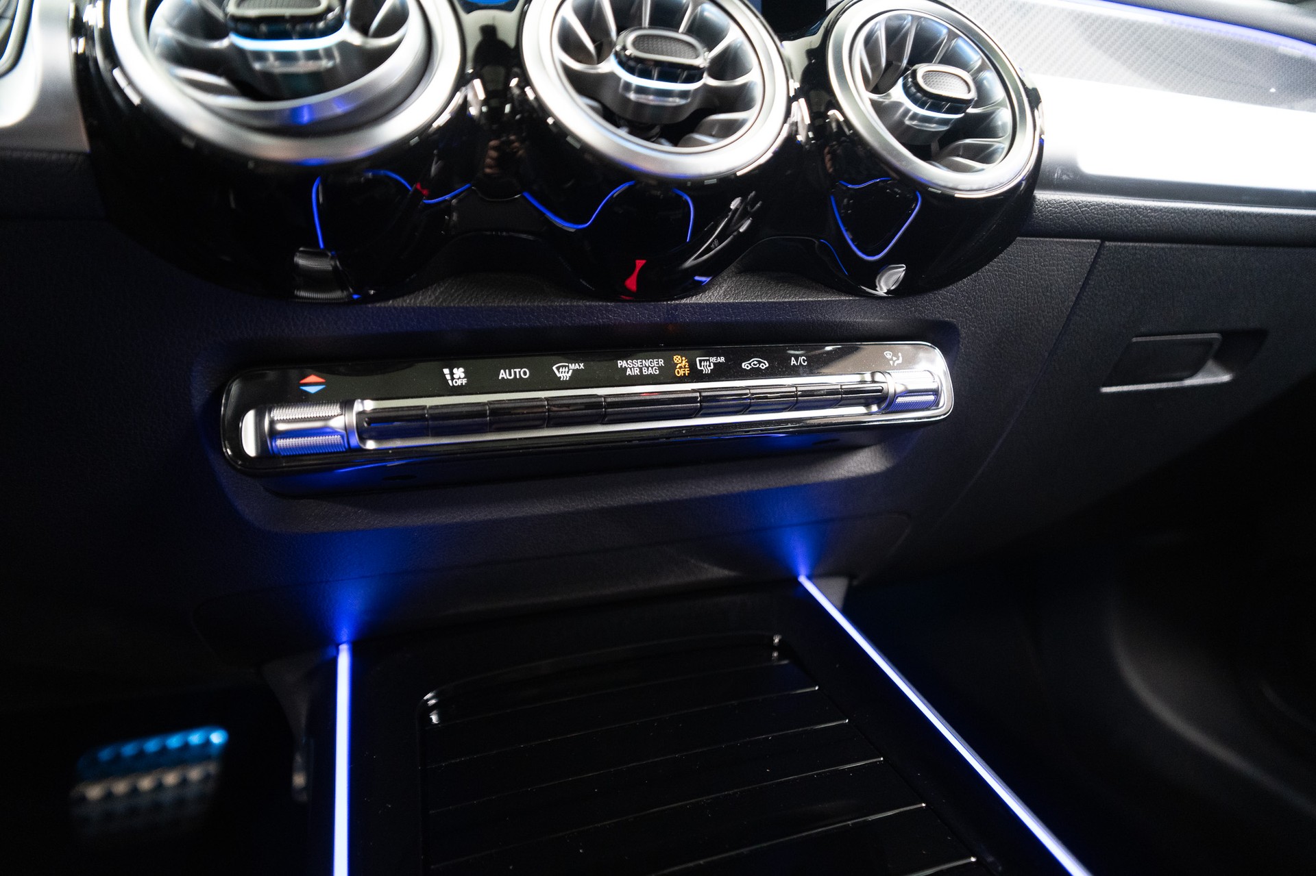 MERCEDES-BENZ GLB 200 AMG Line *FACELIFT*-image-21