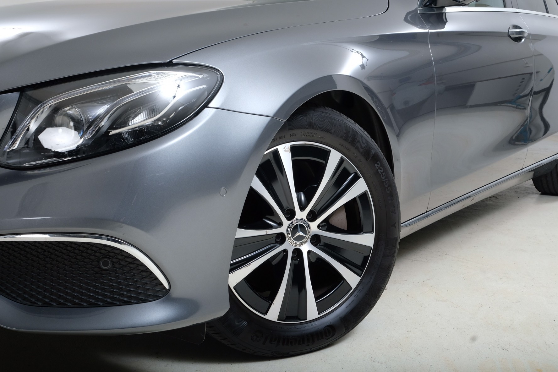 MERCEDES-BENZ E 300 Exclusive 9G-Tronic-showroom-element-1