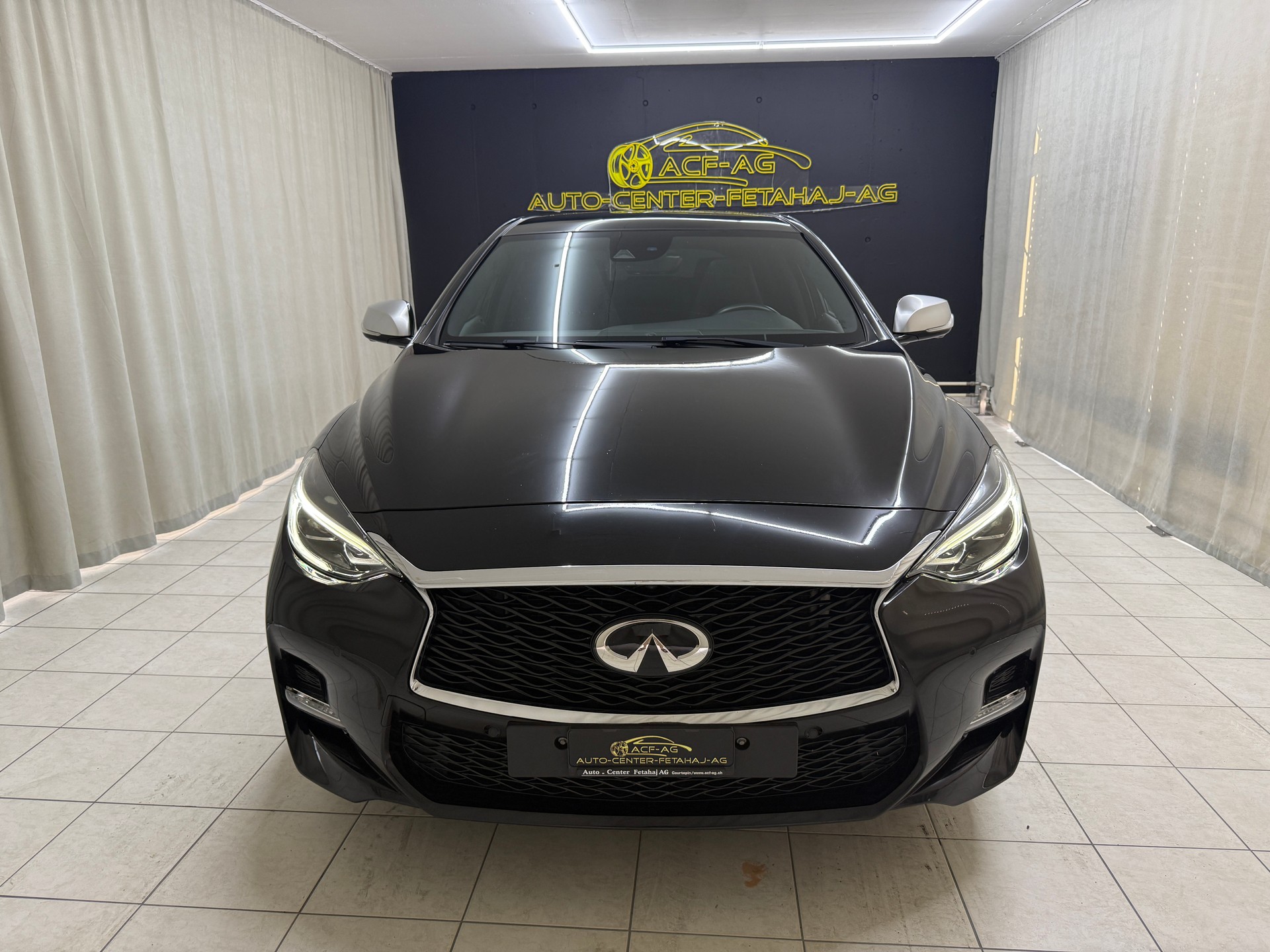 INFINITI Q30 2.0t Sport AWD DCT-showroom-element-1