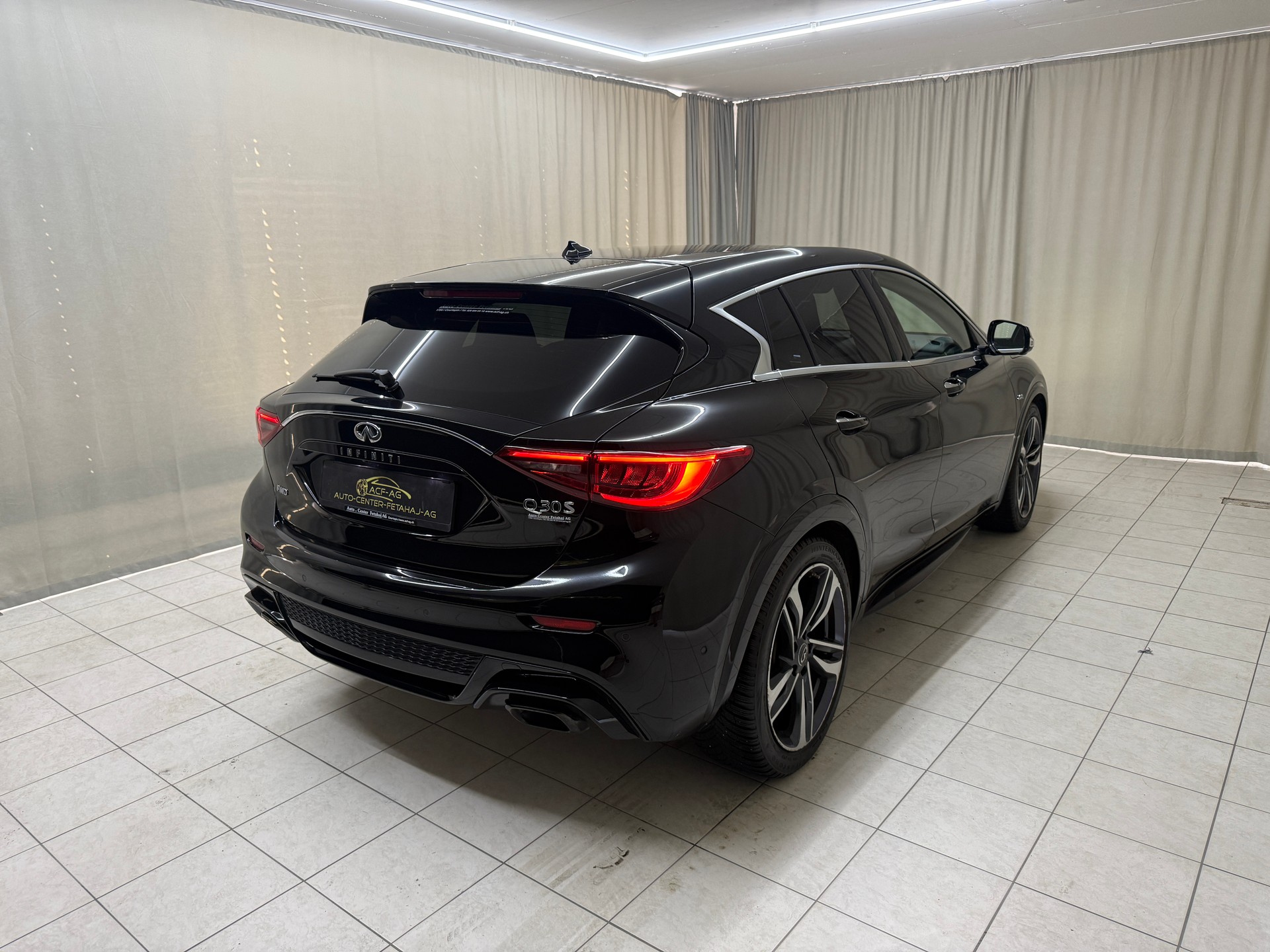 INFINITI Q30 2.0t Sport AWD DCT-showroom-element-3