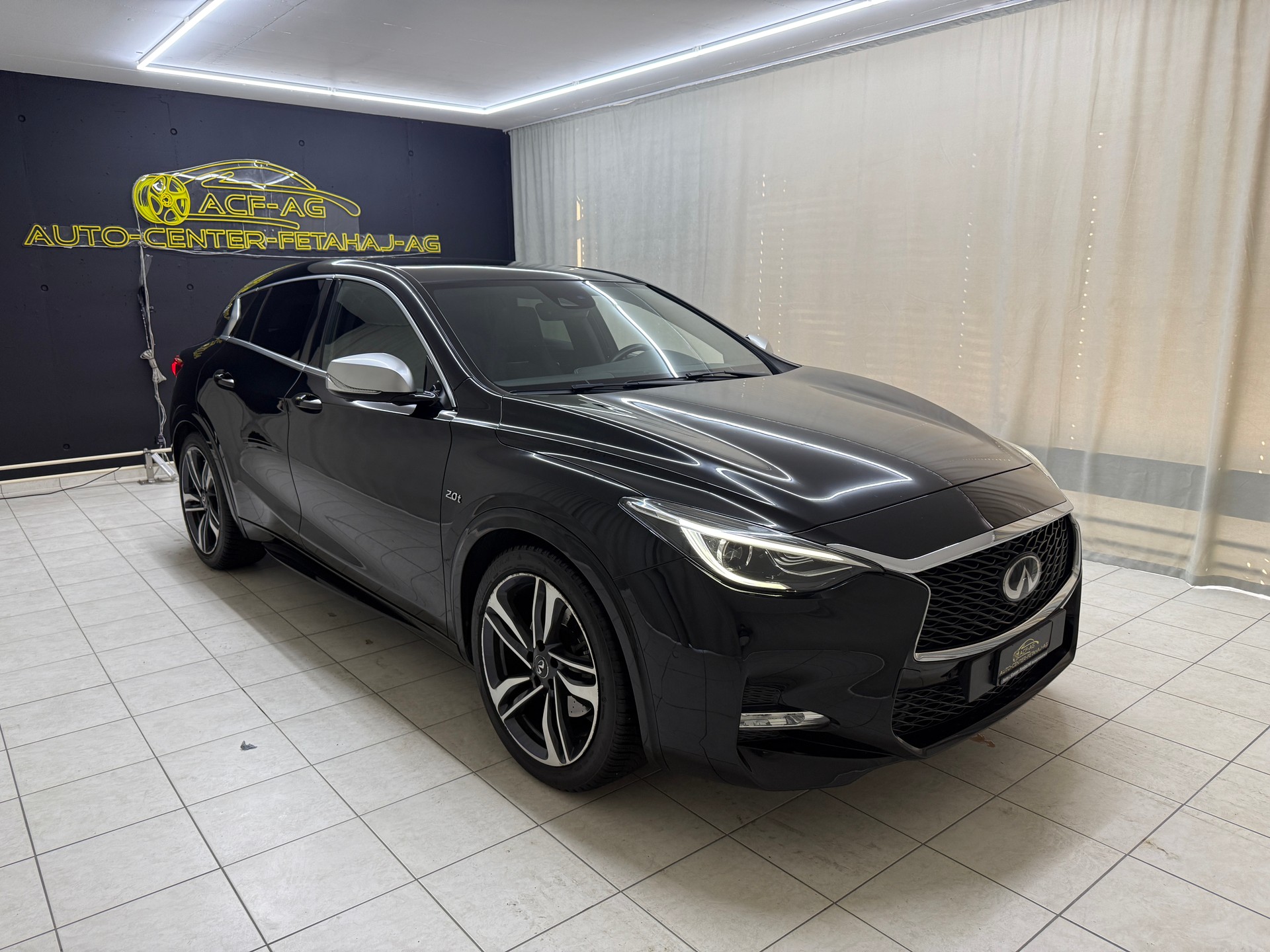 INFINITI Q30 2.0t Sport AWD DCT-showroom-element-2
